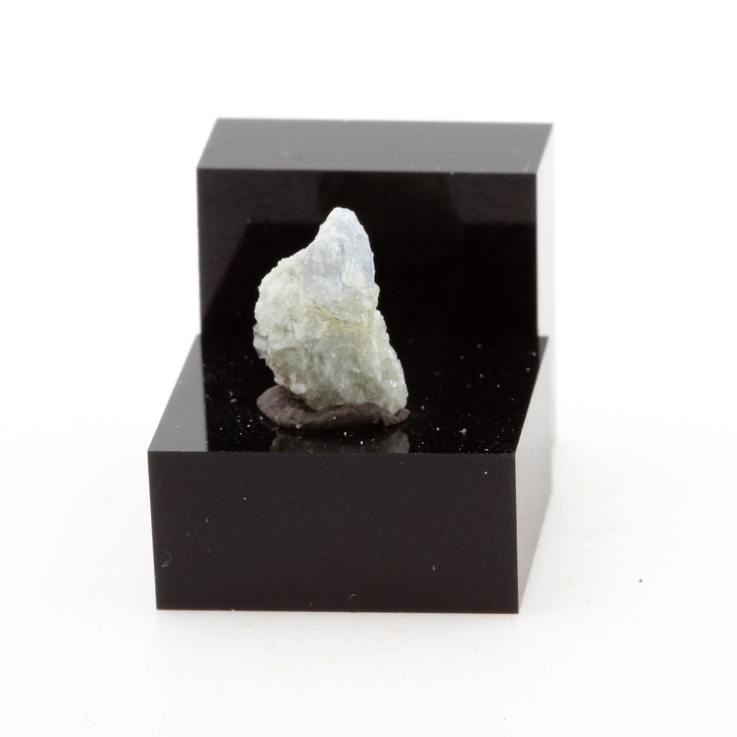 Cyanite Disthène. 2.3 carats. Pizzo Forno, Ticino, Suisse