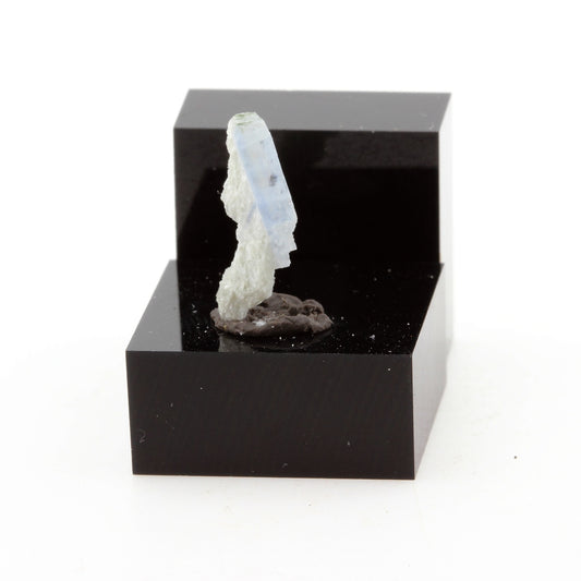 Cyanite Disthène. 0.9 carats. Pizzo Forno, Ticino, Suisse