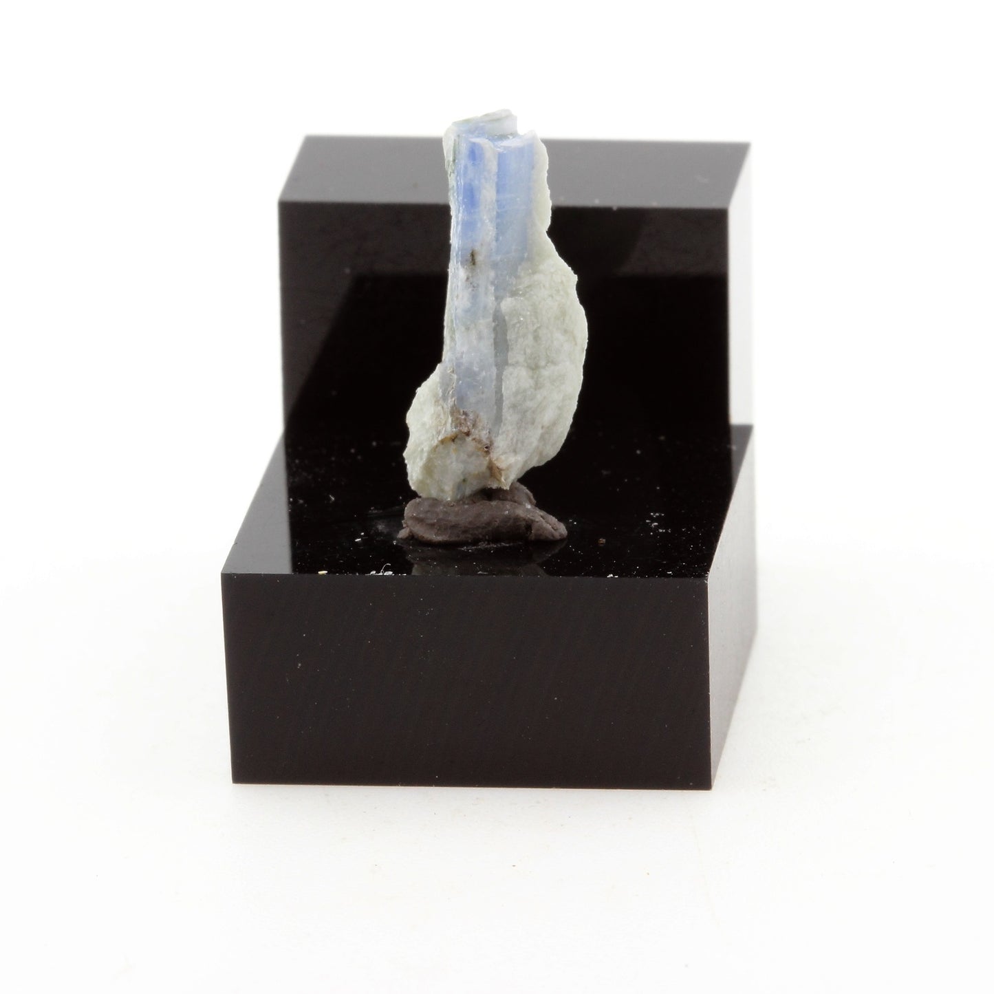 Cyanite Disthène. 2.7 carats. Pizzo Forno, Ticino, Suisse