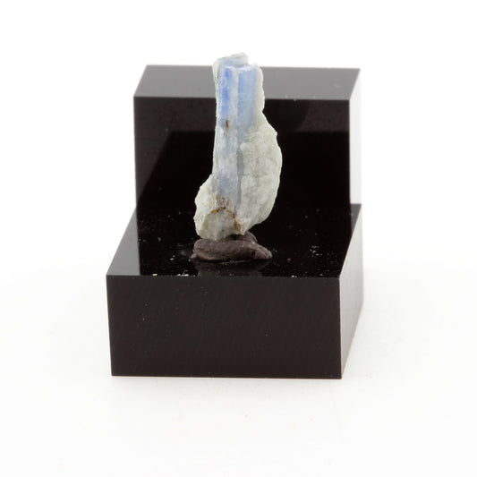 Cyanite Disthène. 2.7 carats. Pizzo Forno, Ticino, Suisse