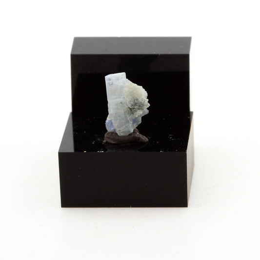 Cyanite Disthène. 1.5 carats. Pizzo Forno, Ticino, Suisse