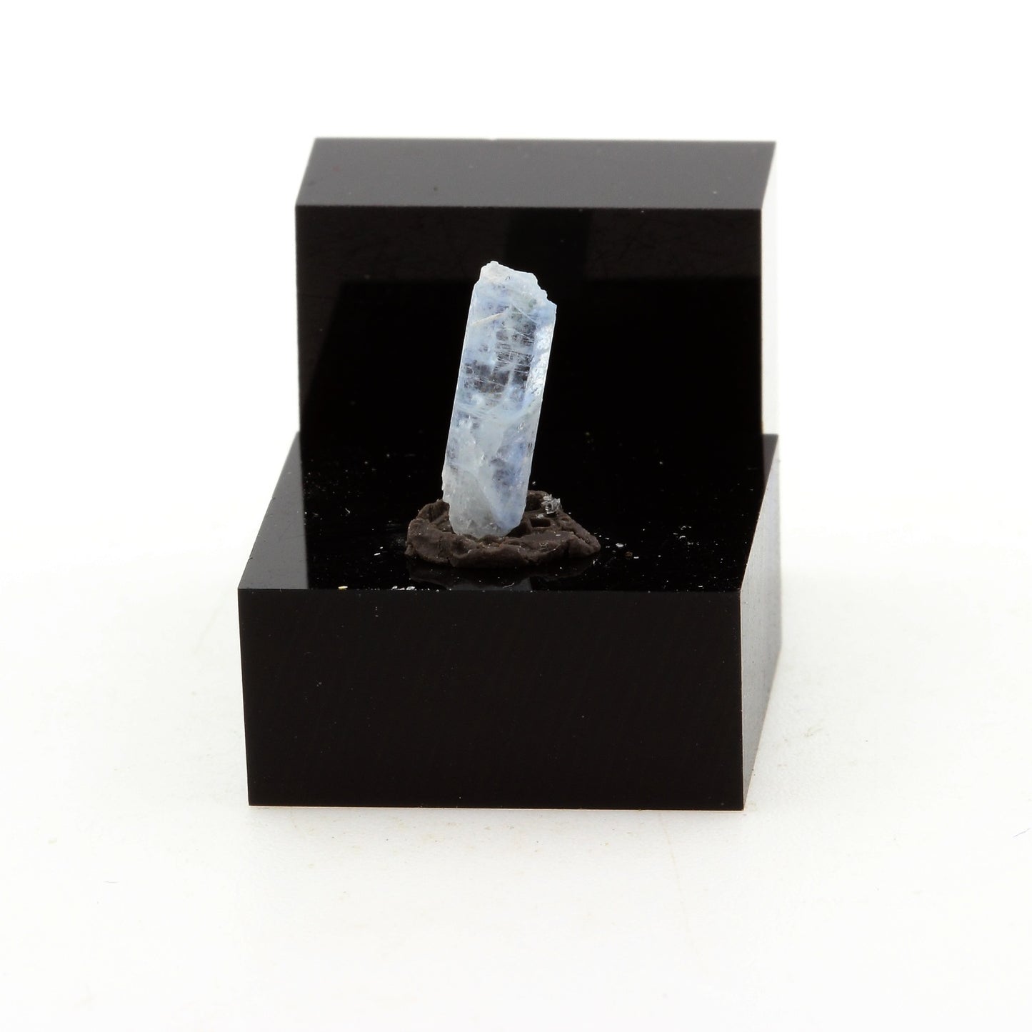 Cyanite Disthène. 0.8 carats. Pizzo Forno, Ticino, Suisse