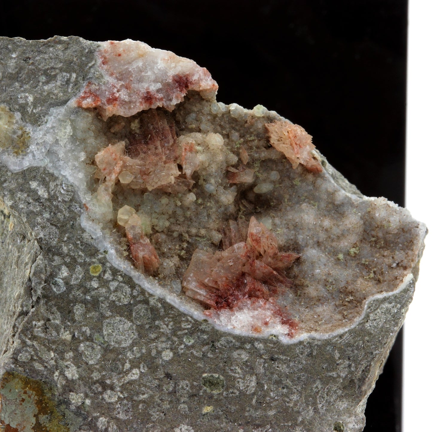 Epistilbite, 216.8 carats, Osilo, Sassari Province, Sardinia, Italie