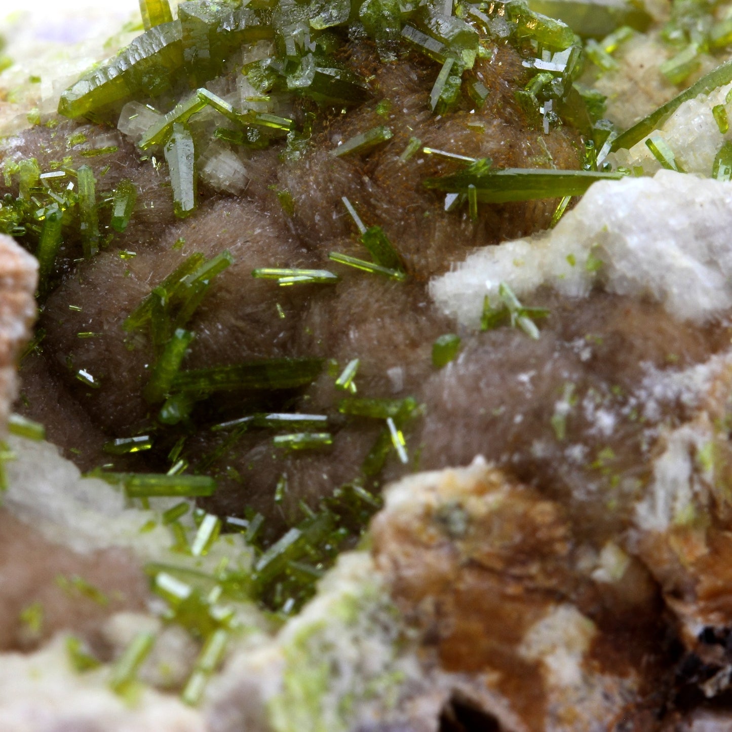 Pyromorphite, Baryte, Fluorite. 1125.1 carats. Chaillac, Indre, France
