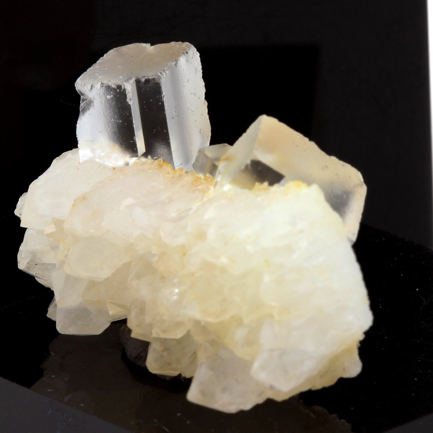 Fluorite + Quartz. 26.7 carats. Pratclaux, Langeac, Haute-Loire, France