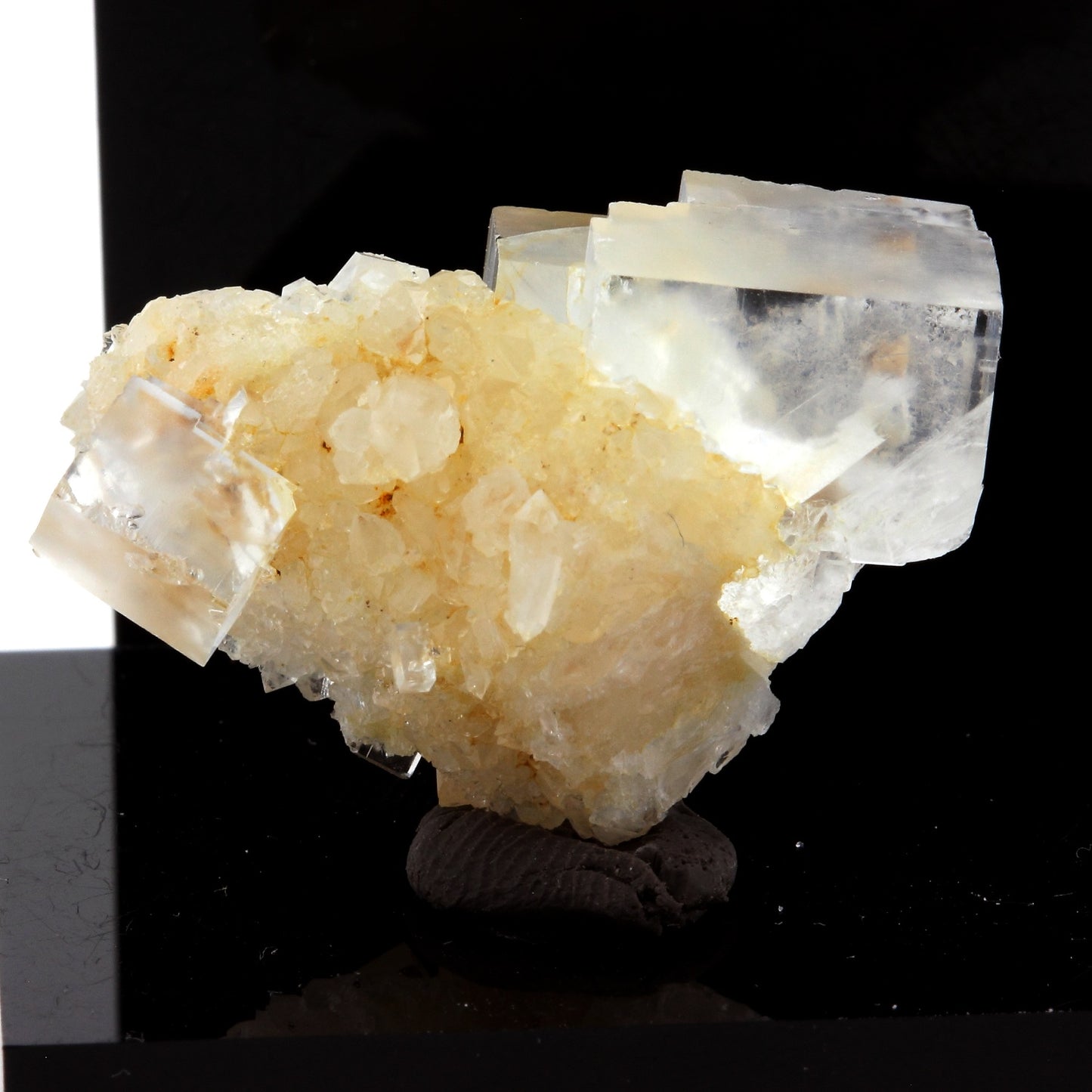 Fluorite + Quartz. 54.3 carats. Pratclaux, Langeac, Haute-Loire, France