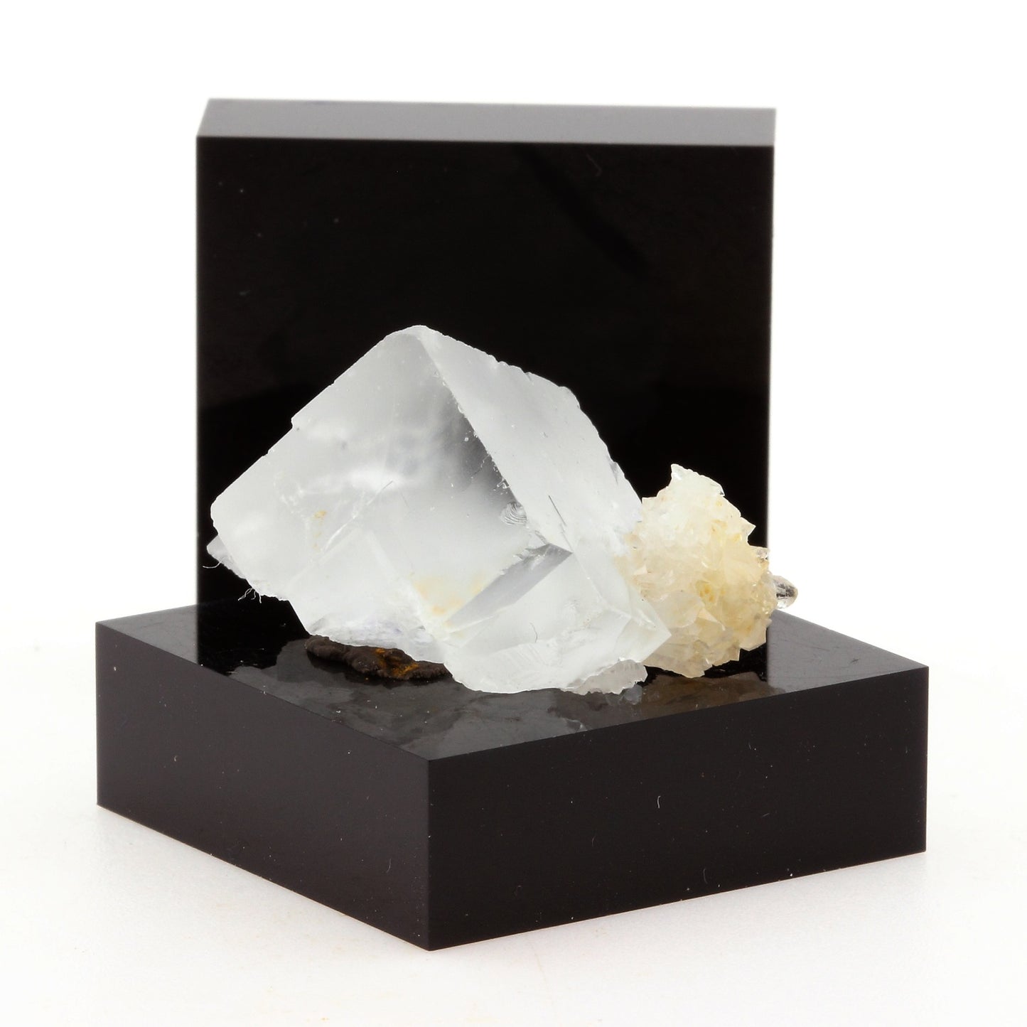 Fluorite + Quartz. 52.1 carats. Pratclaux, Langeac, Haute-Loire, France