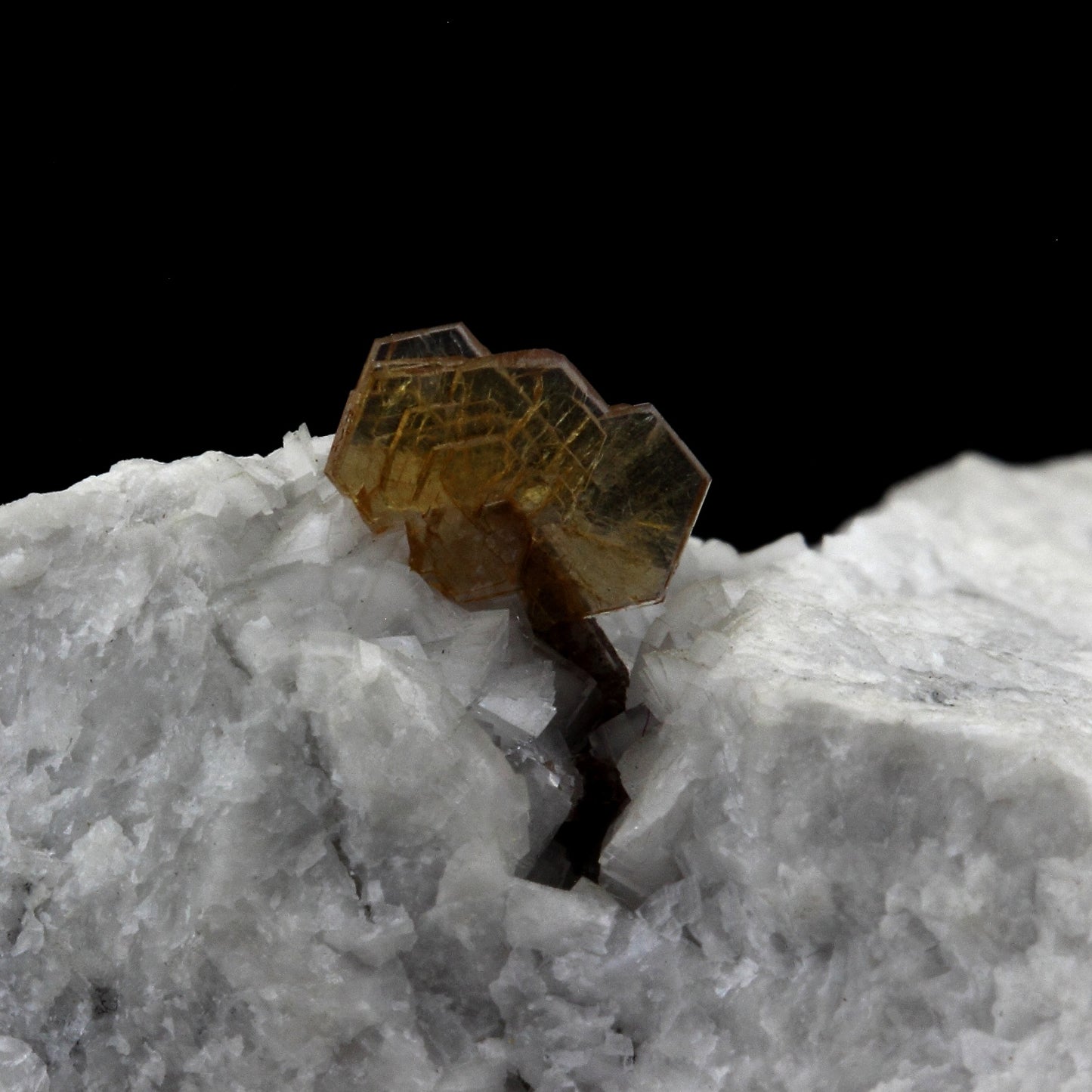 Bastnäsite + Allanite mineral. 990.1 carats. En provenance de Trimouns Talc Mine, Luzenac, France