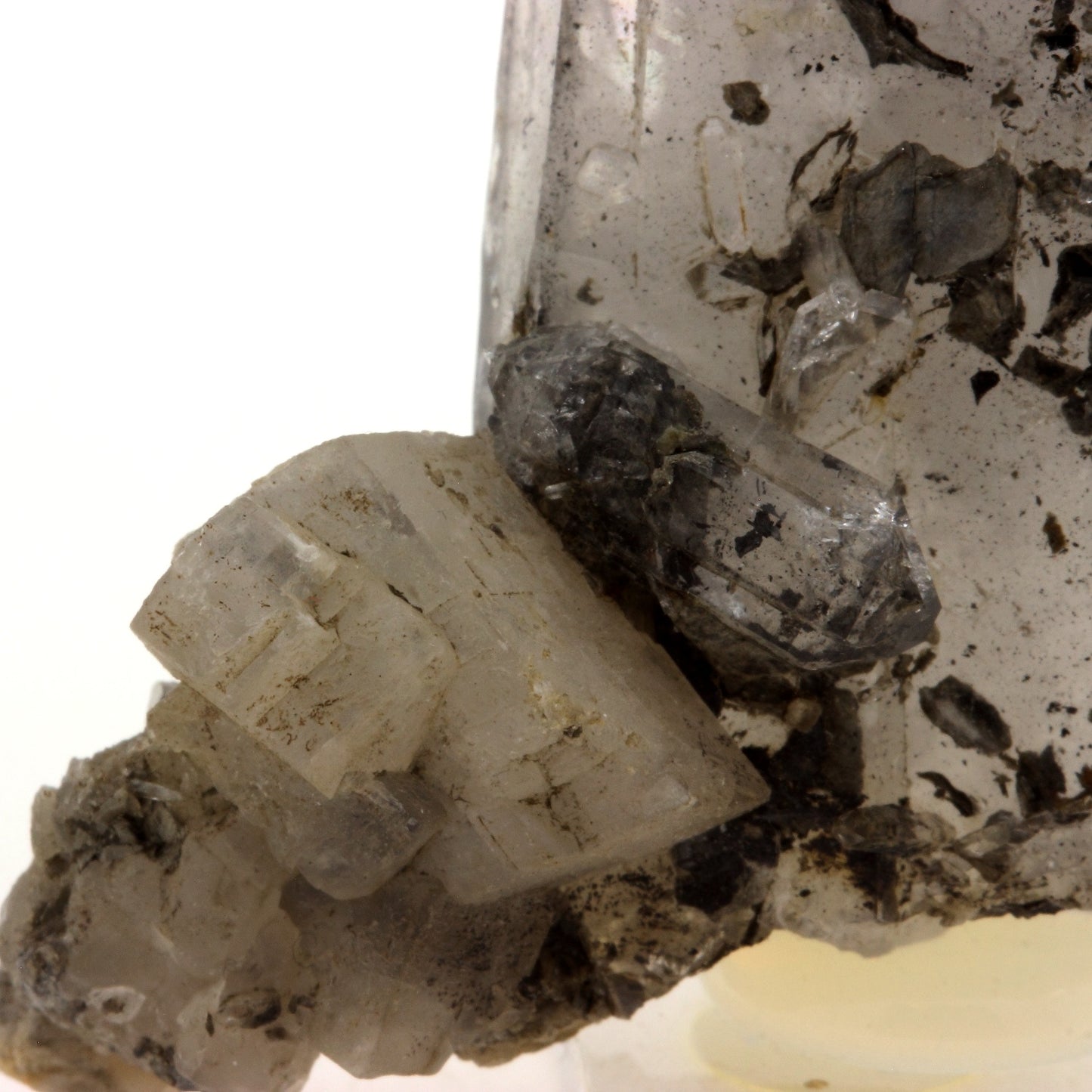 Quartz avec inclusions d'Ardoise + Calcite. 195.9 carats. Col de La Croix de Fer, Savoie, France