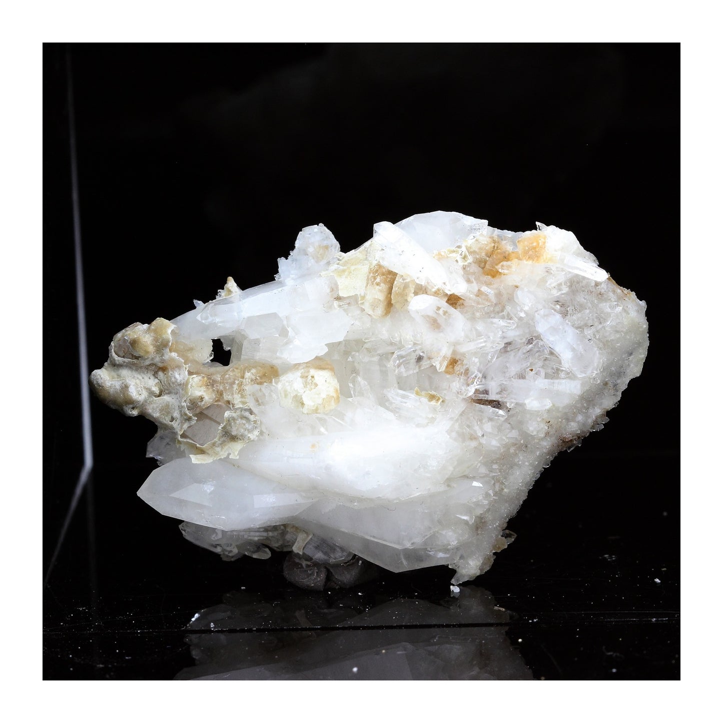 Calcite + Quartz à âme (faden quartz). 180.1 carats. La Mure, Isère, France