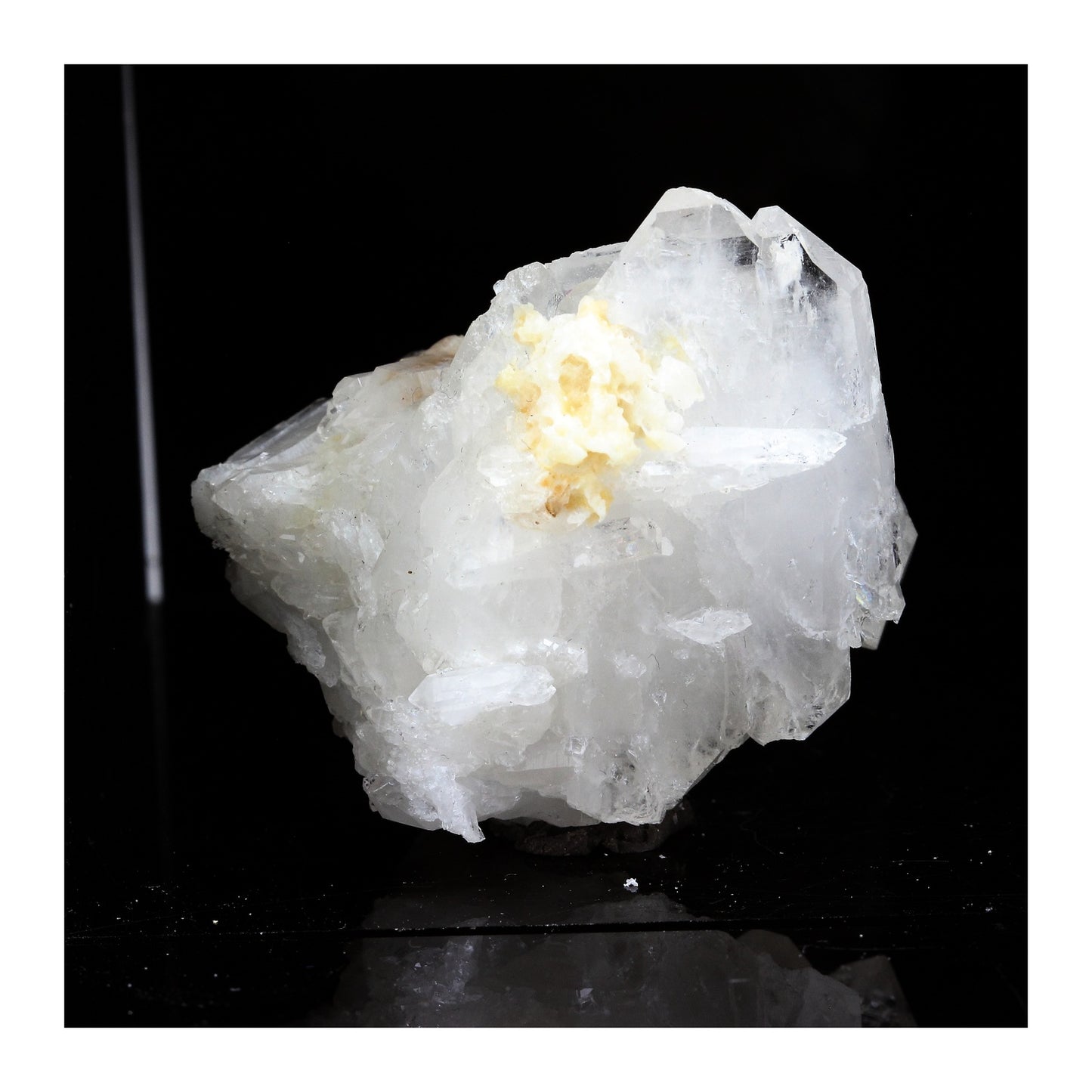 Calcite + Quartz à âme (faden quartz). 176.5 carats. La Mure, Isère, France