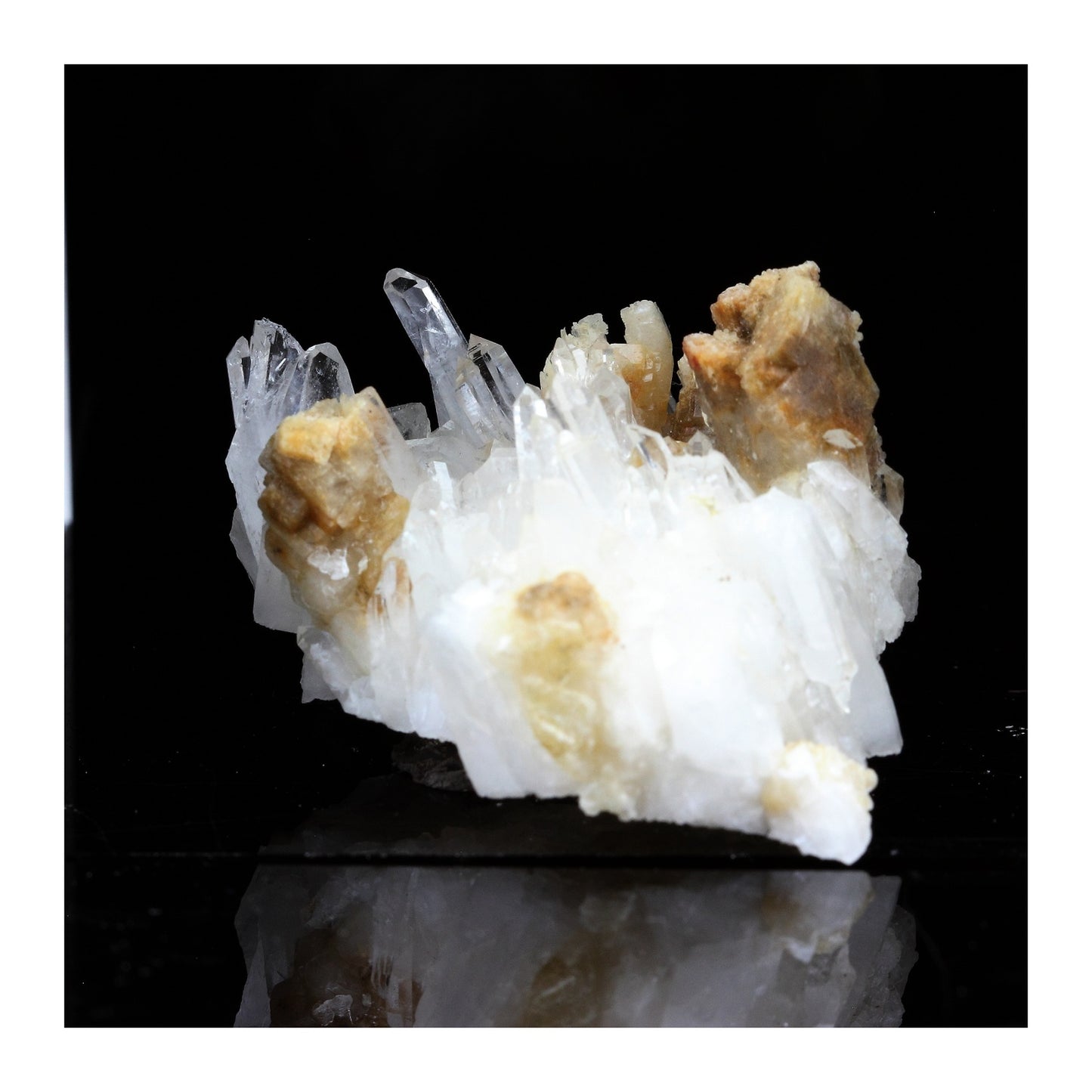 Calcite + Quartz à âme (faden quartz). 185.2 carats. La Mure, Isère, France