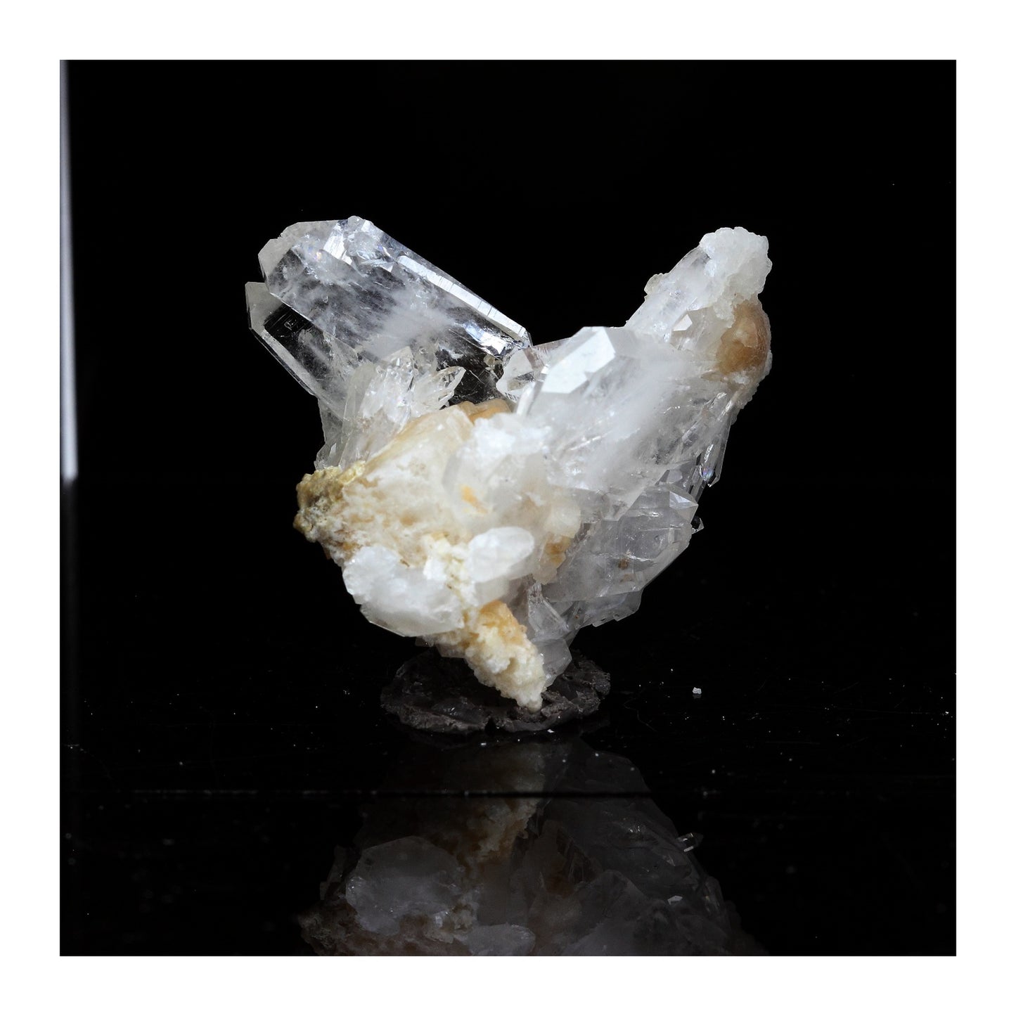 Calcite + Quartz à âme (faden quartz). 66.3 carats. La Mure, Isère, France