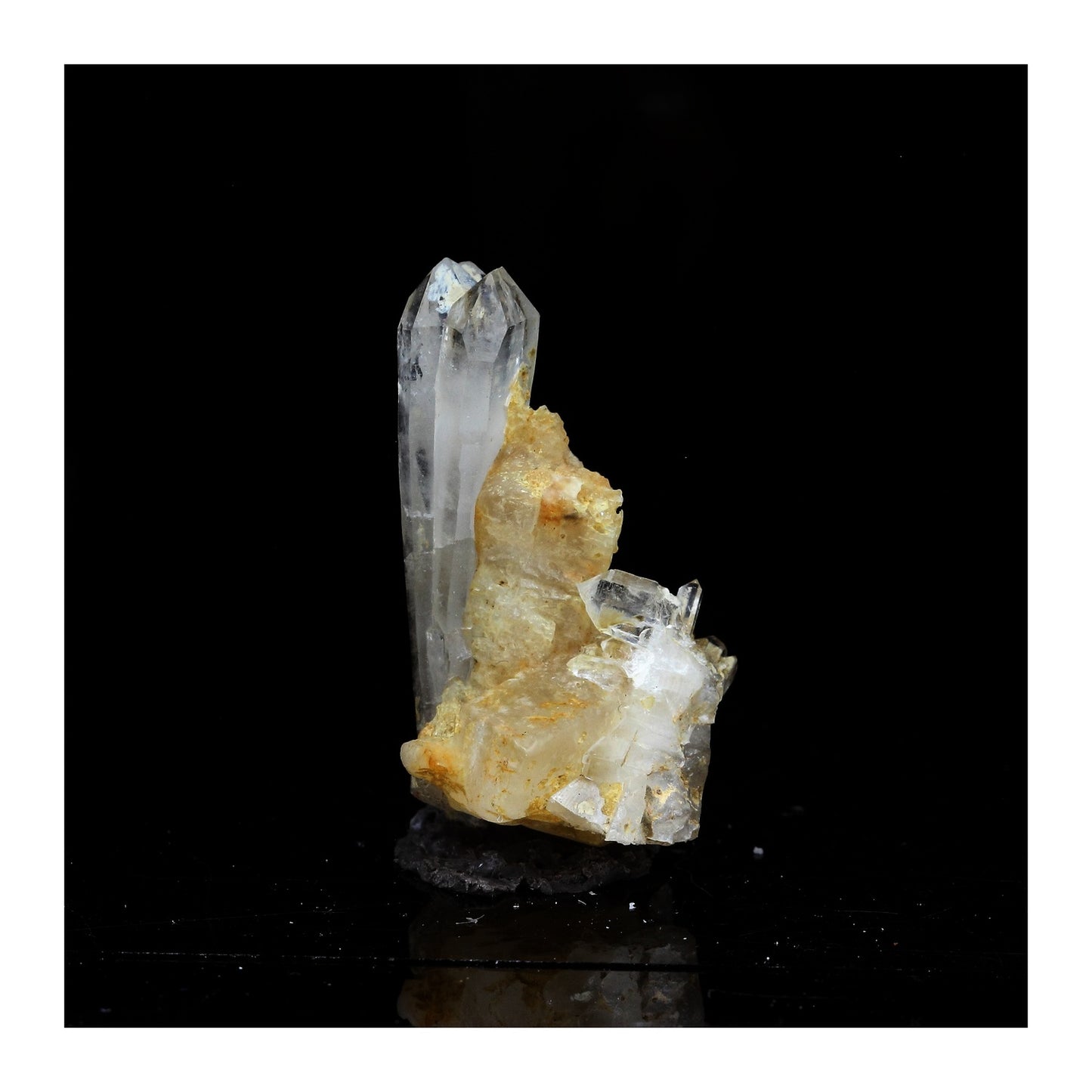 Calcite + Quartz à âme (faden quartz). 29.3 carats. La Mure, Isère, France