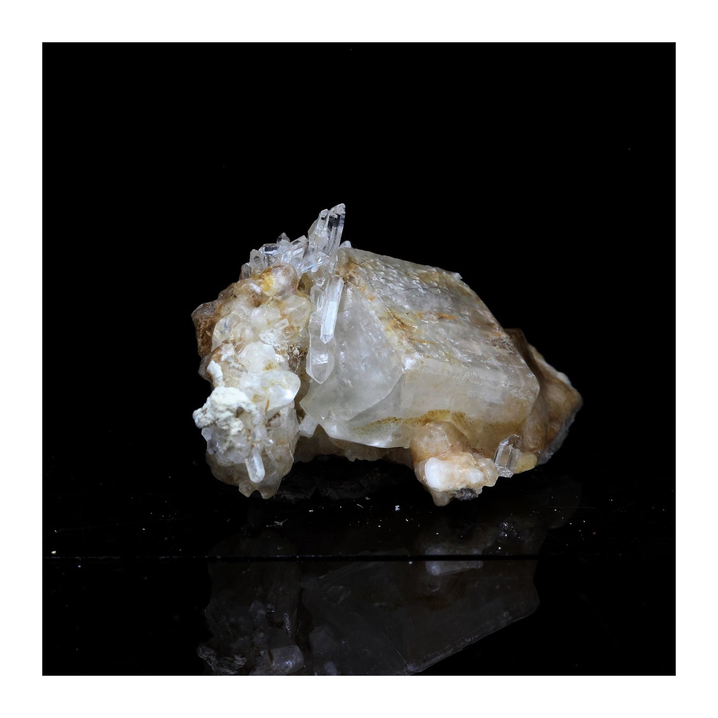 Calcite + Quartz à âme (faden quartz). 60.2 carats. La Mure, Isère, France