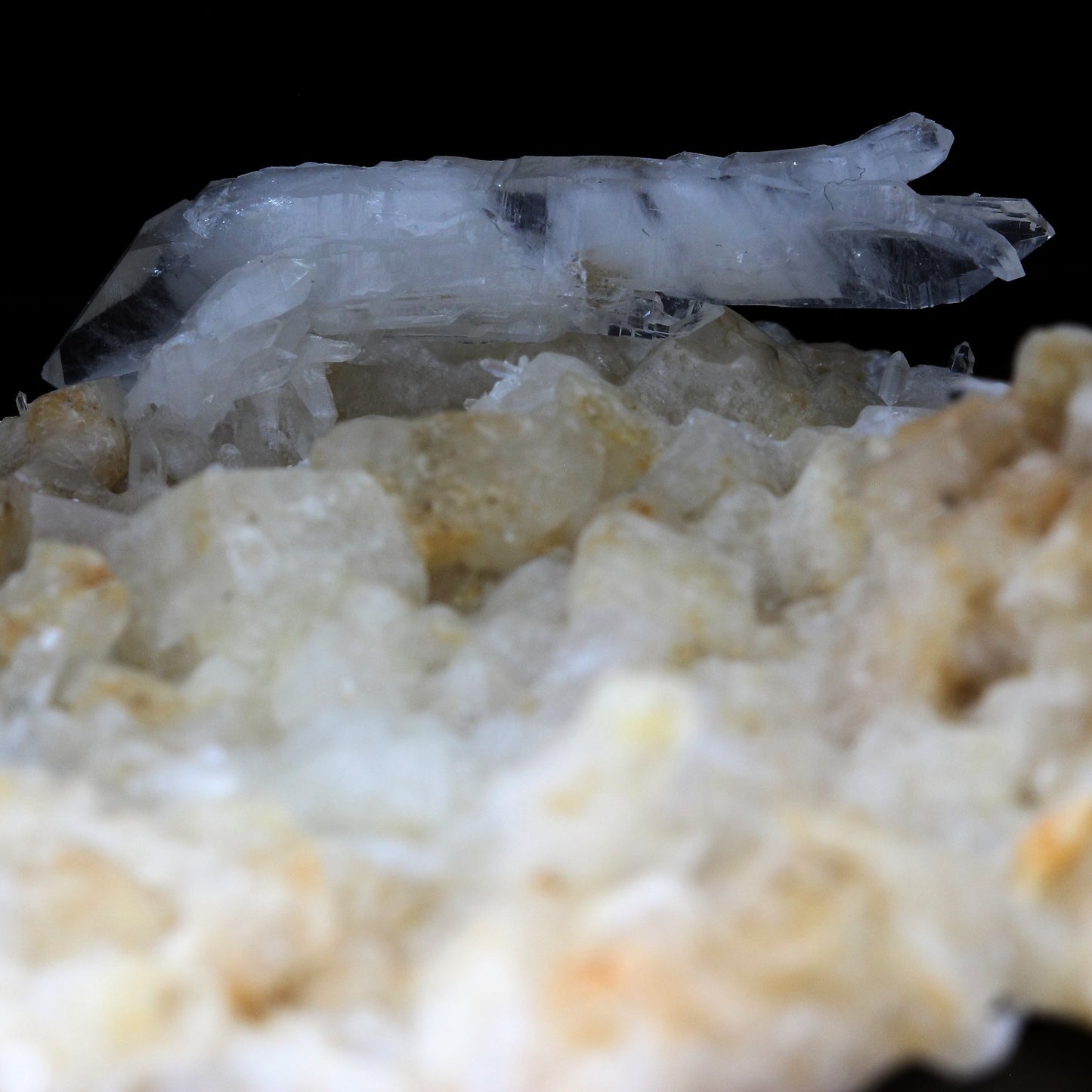 Calcite + Quartz à âme (faden quartz). 193.2 carats. La Mure, Isère, France
