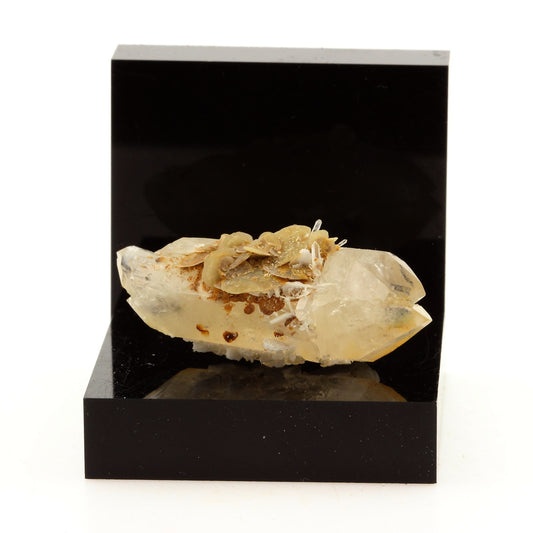 Quartz, Siderite, Baryte. 52.1 carats. Mésage Mine, Vizille, France