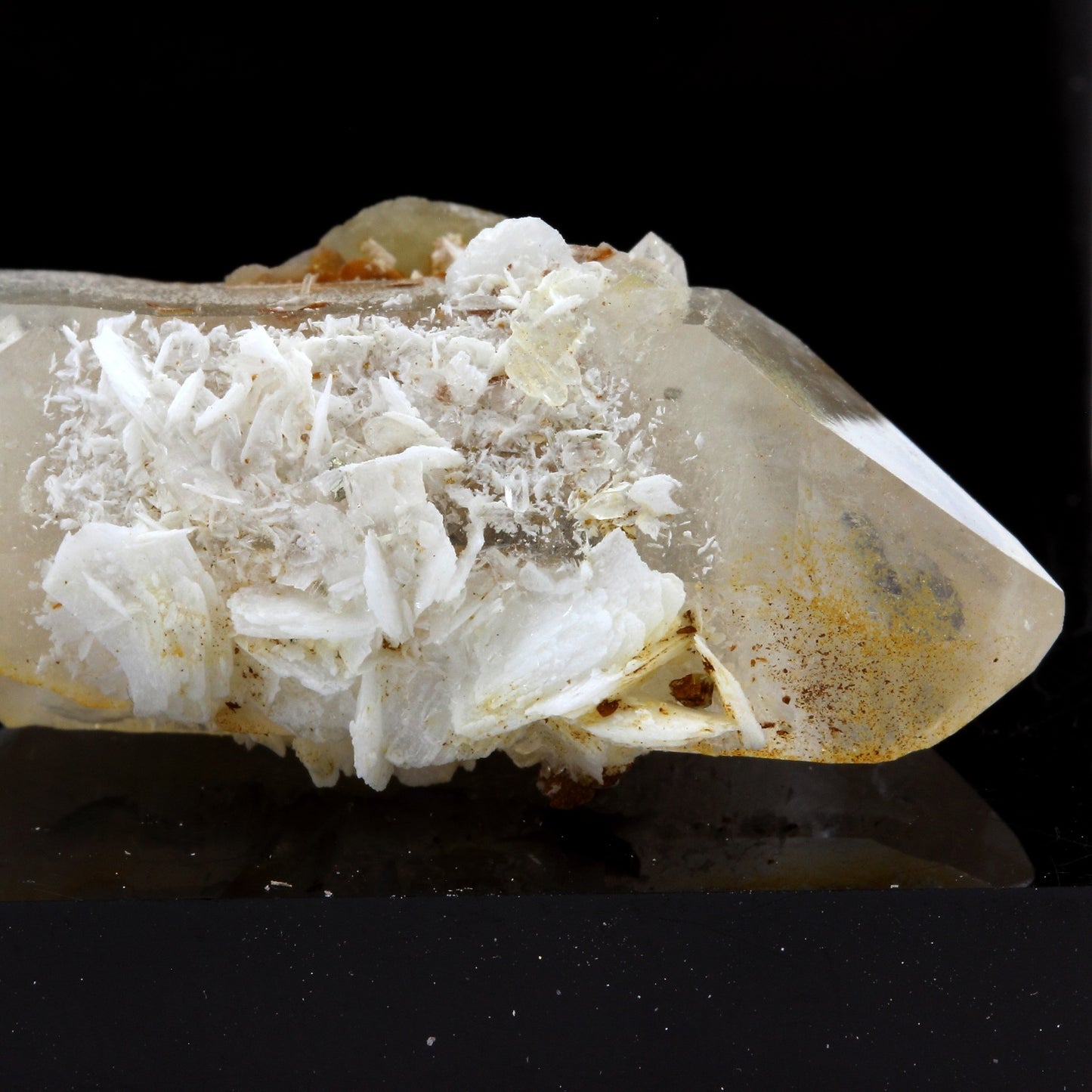 Quartz, Siderite, Baryte. 52.1 carats. Mésage Mine, Vizille, France