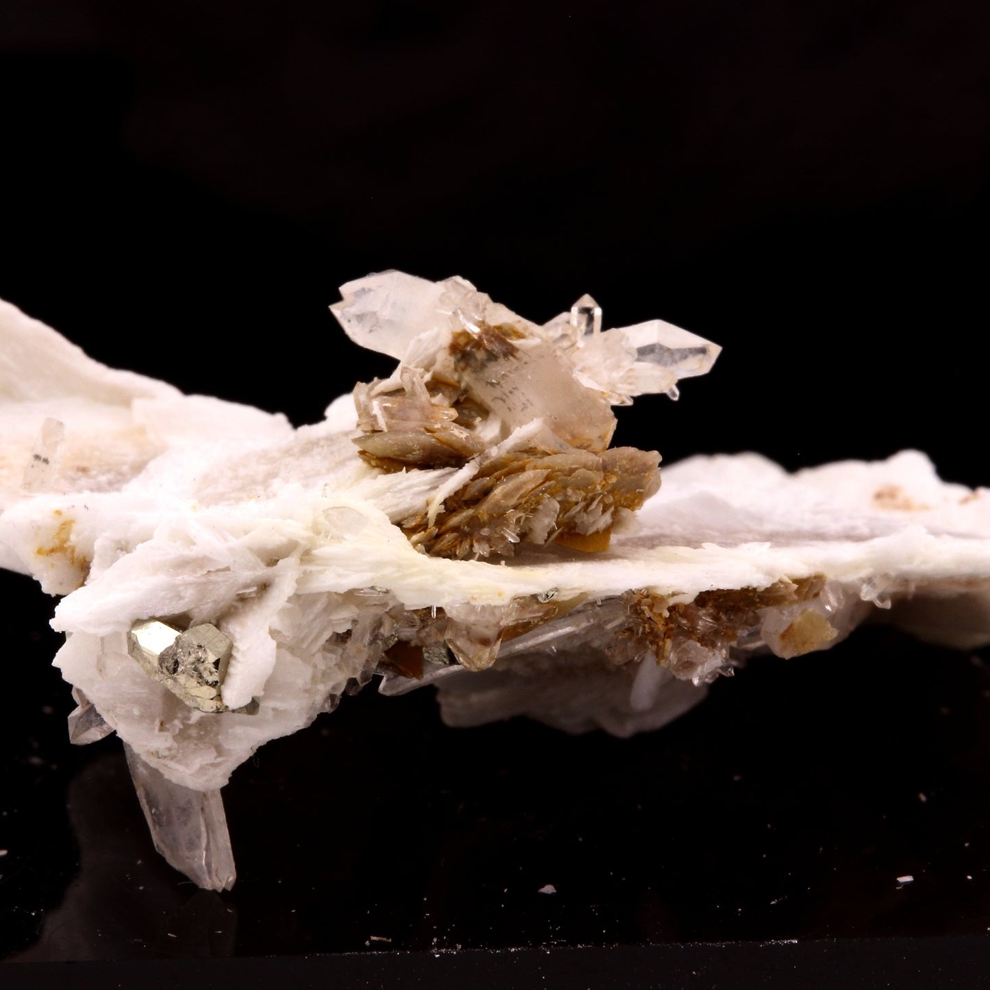 Quartz, Siderite, Baryte, Pyrite. 43.14 carats. Mésage Mine, Vizille, France