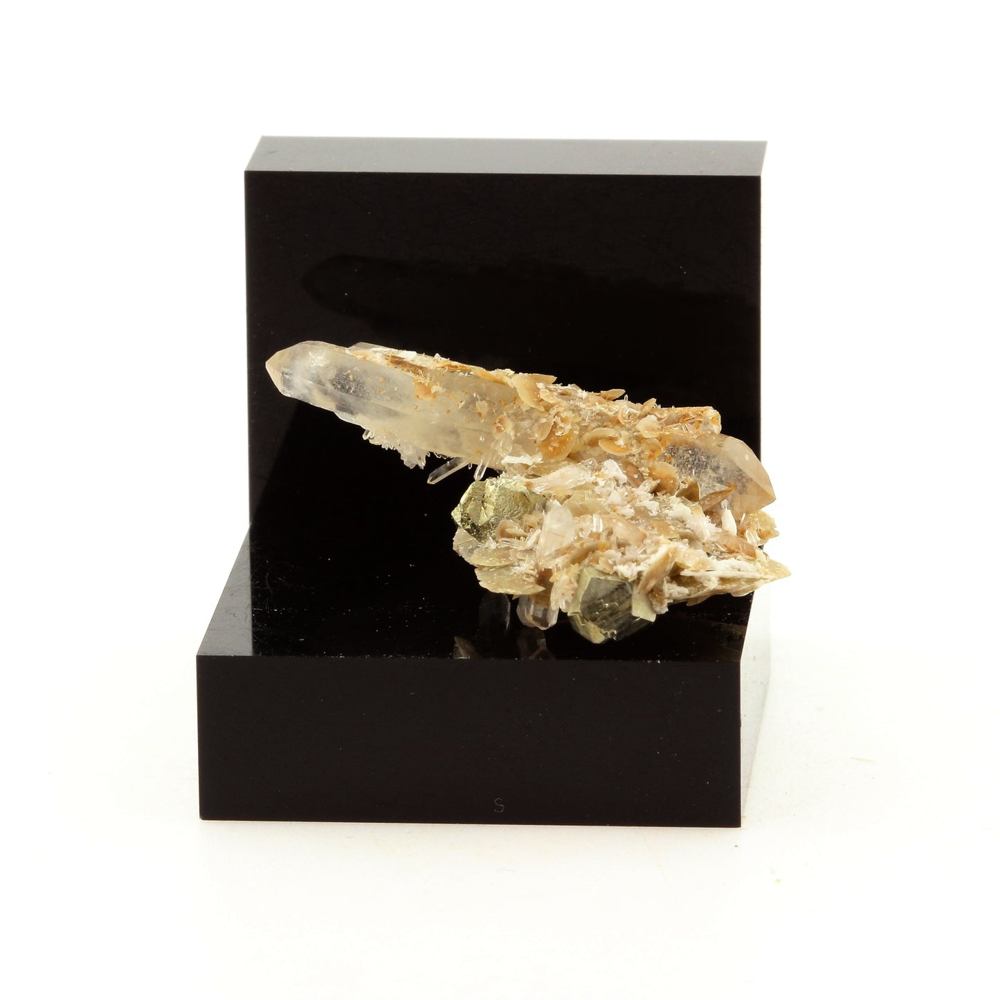 Quartz, Siderite, Baryte, Pyrite. 25.13 carats. Mésage Mine, Vizille, France