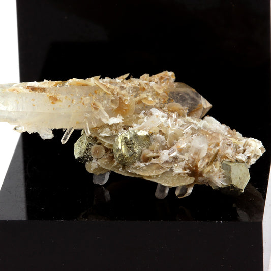 Quartz, Siderite, Baryte, Pyrite. 25.13 carats. Mésage Mine, Vizille, France
