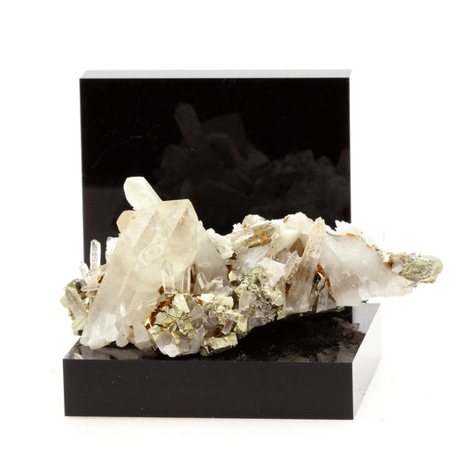 Quartz, Pyrite, Baryte, Siderite. 276.8 carats. Mésage Mine, Vizille, France
