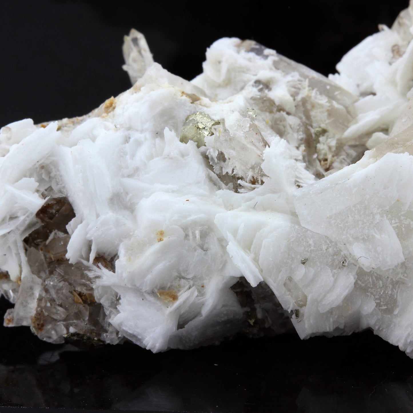 Quartz, Pyrite, Baryte, Siderite. 276.8 carats. Mésage Mine, Vizille, France