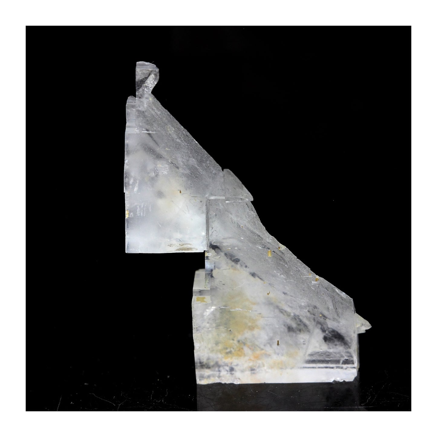 Fluorite. 56.51 carats. Pratclaux, Langeac, Haute-Loire, France