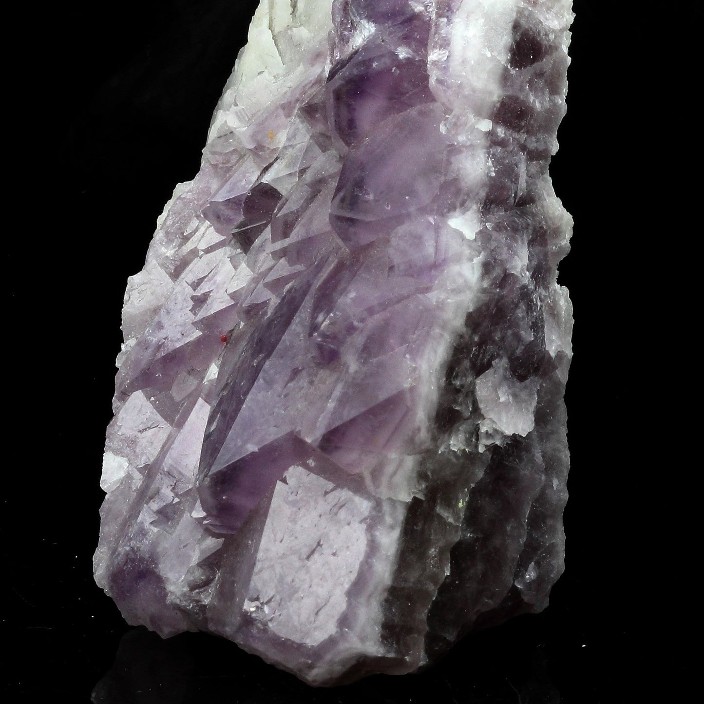 Améthyste. 1649.0 carats. Les Isserts, Saint-Jacques-d'Ambur, Puy-de-Dôme, France