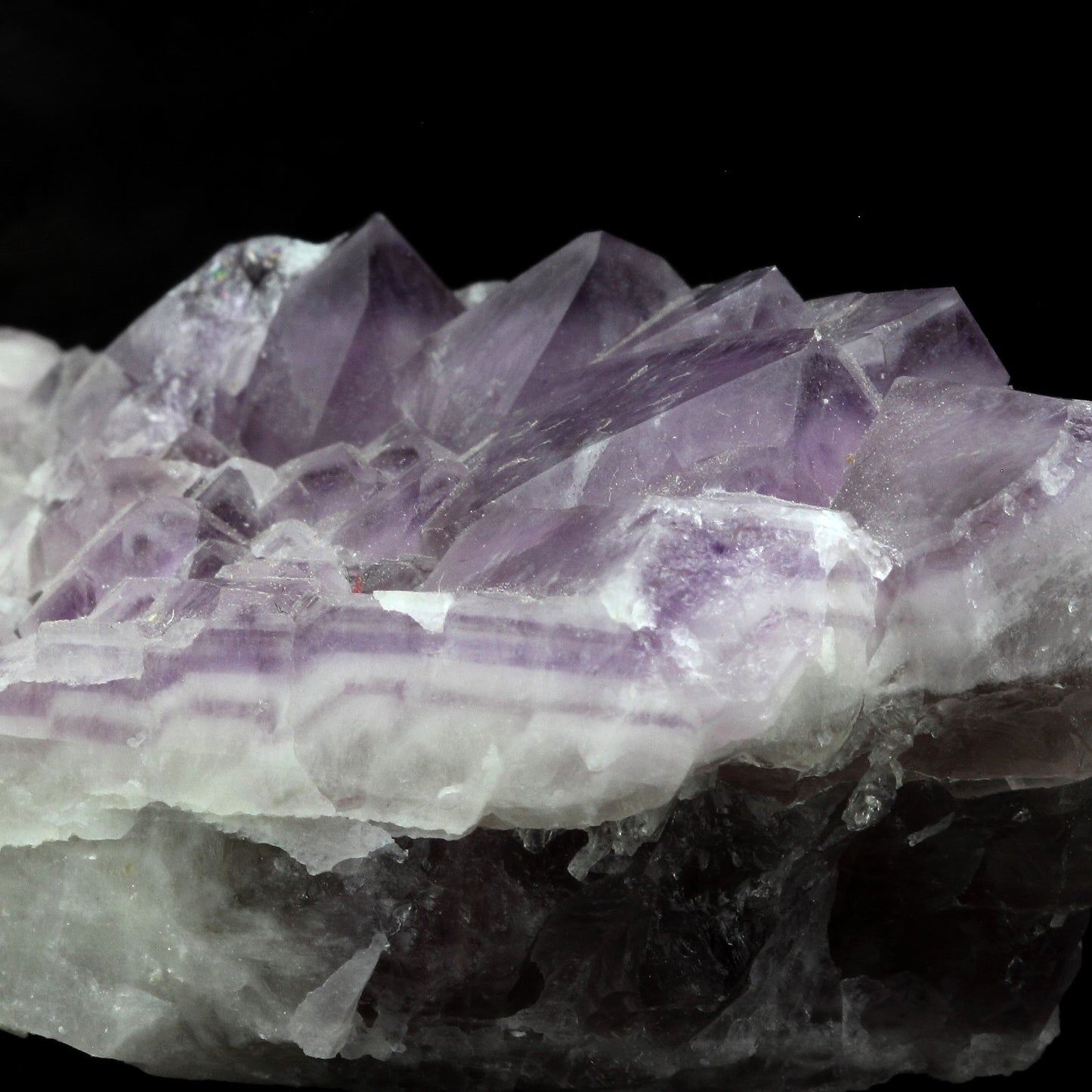 Améthyste. 1649.0 carats. Les Isserts, Saint-Jacques-d'Ambur, Puy-de-Dôme, France