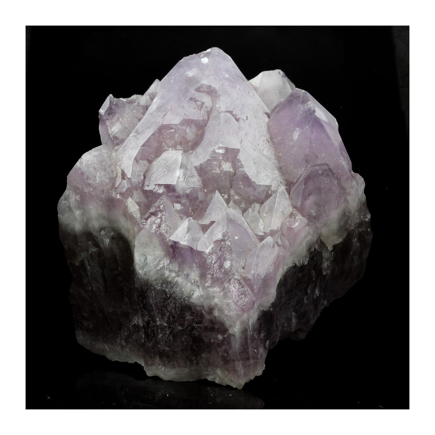 Améthyste. 1272.5 carats. Les Isserts, Saint-Jacques-d'Ambur, Puy-de-Dôme, France