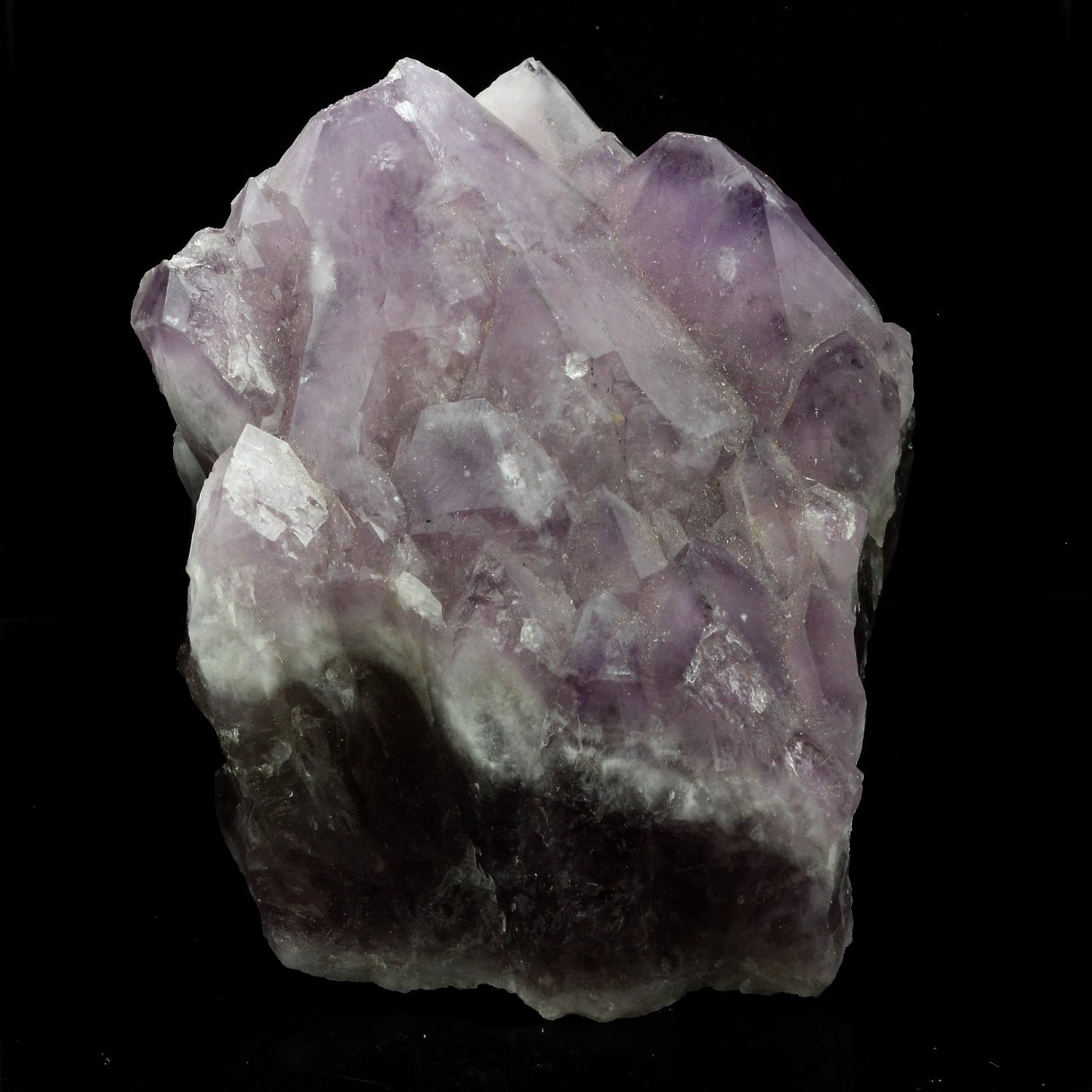 Améthyste. 1272.5 carats. Les Isserts, Saint-Jacques-d'Ambur, Puy-de-Dôme, France