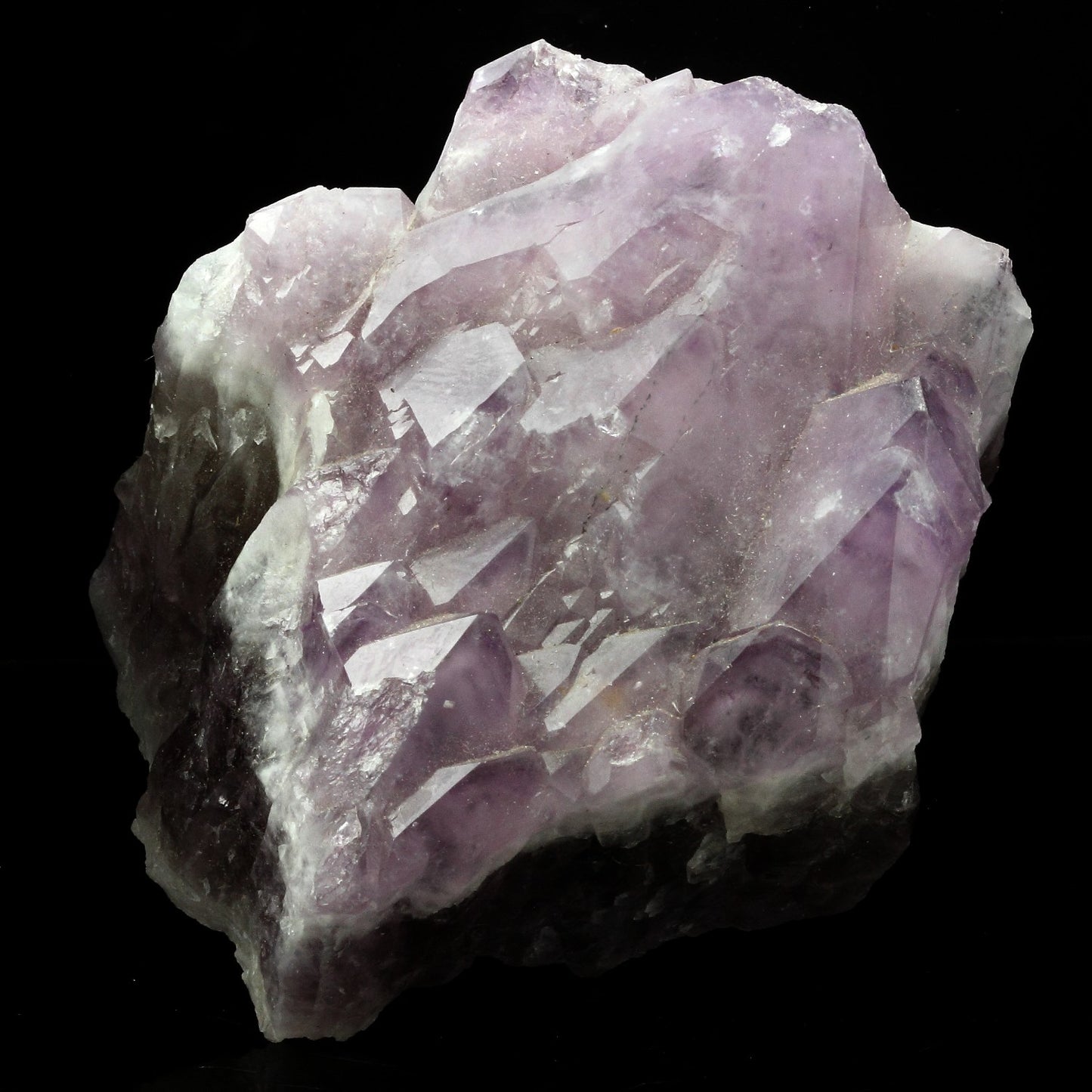 Améthyste. 1272.5 carats. Les Isserts, Saint-Jacques-d'Ambur, Puy-de-Dôme, France