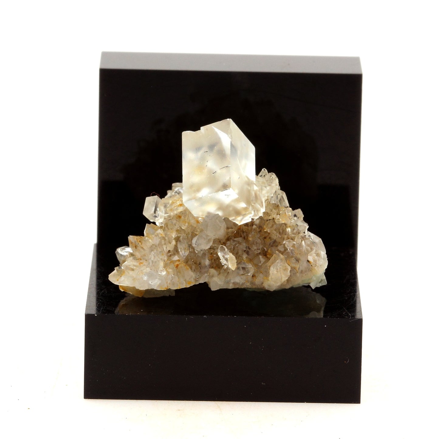Fluorite + Quartz. 34.5 carats. Langeac, Haute-Loire, France