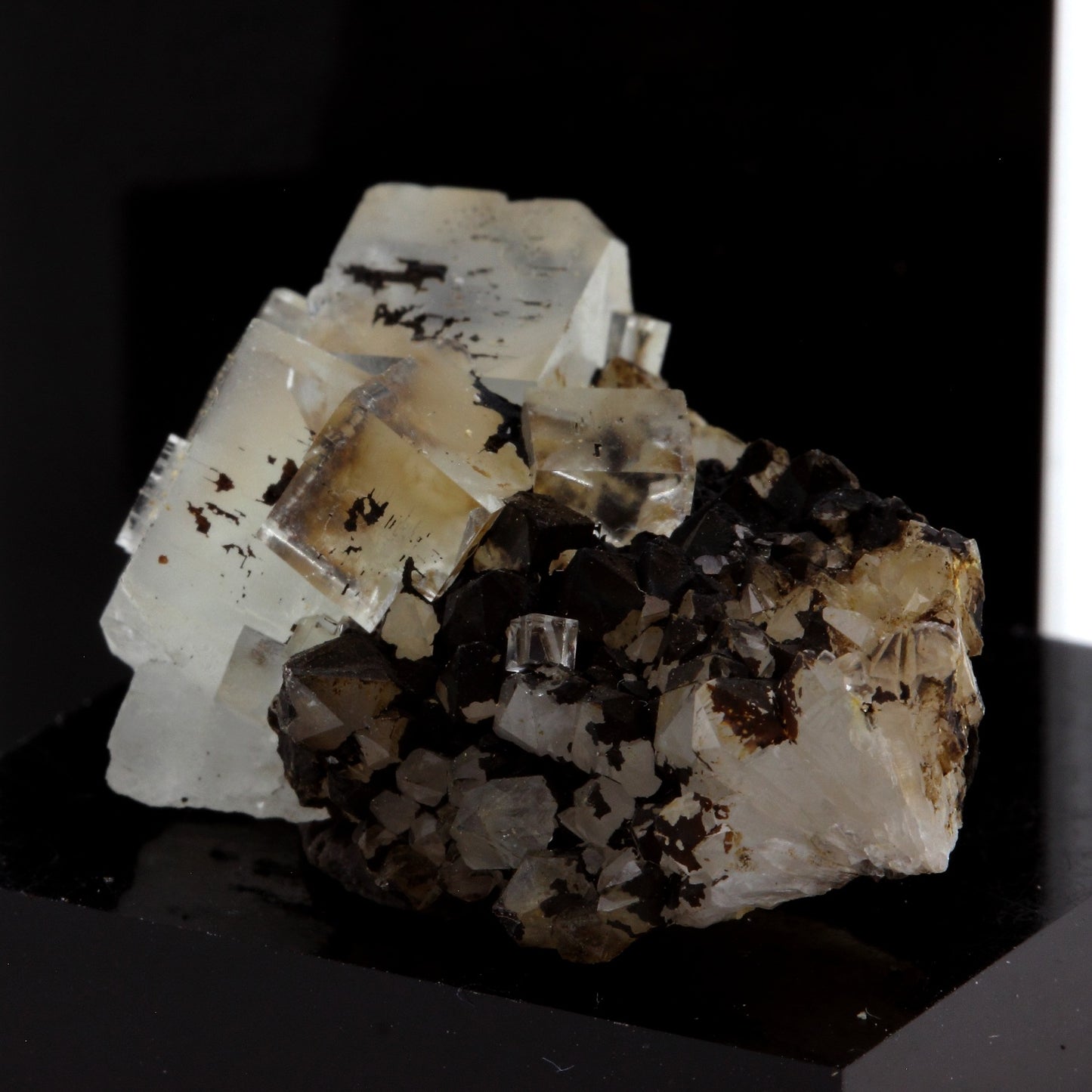 Fluorite + Quartz. 37.1 carats. Langeac, Haute-Loire, France