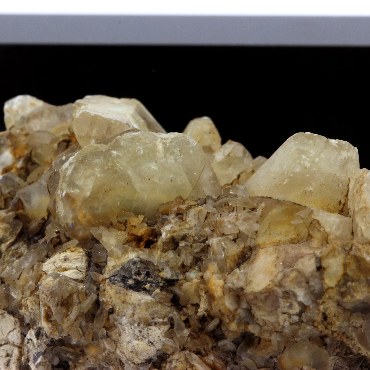 Baryte. 470.9 carats. Saint-Georges-les-Bains, Ardèche, France