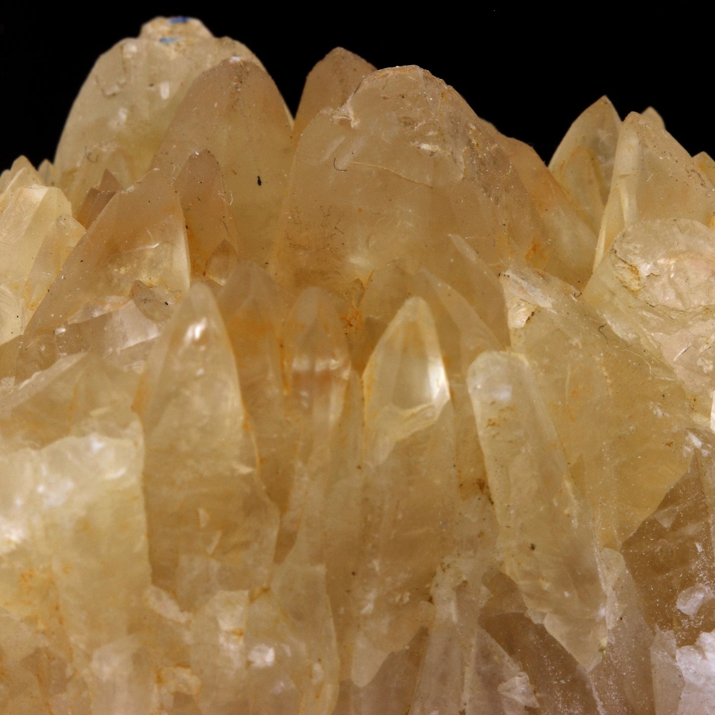 Calcite. 396.7 carats. Condat-sur-Vézère, Dordogne, France