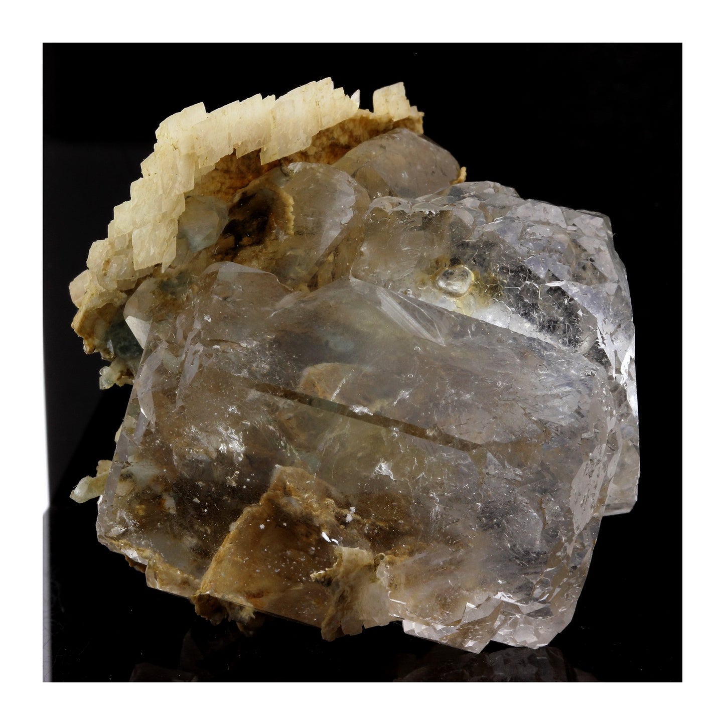 Fluorite + Calcite. 849.3 carats. Nikolaevskiy Mine, Dal'negorsk, Russie