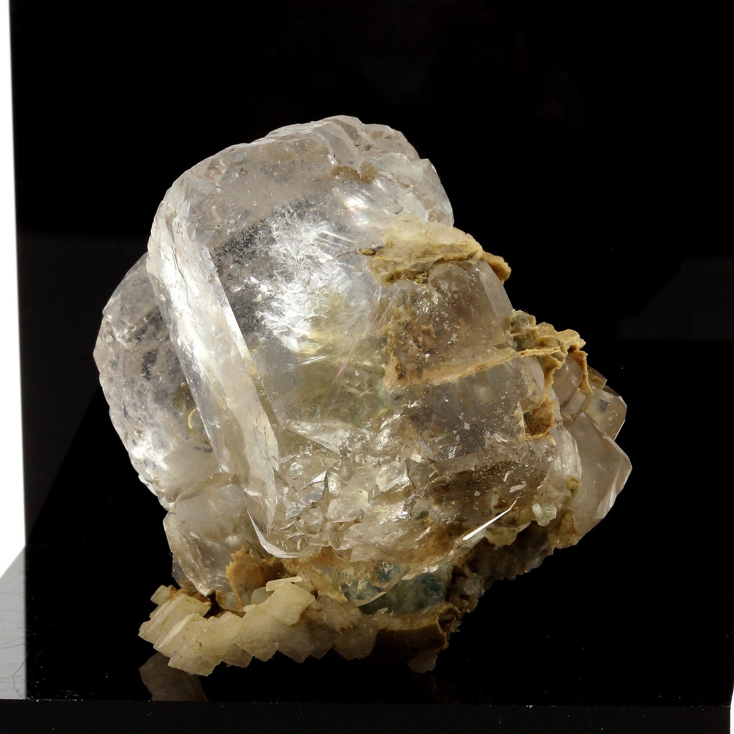 Fluorite + Calcite. 849.3 carats. Nikolaevskiy Mine, Dal'negorsk, Russie