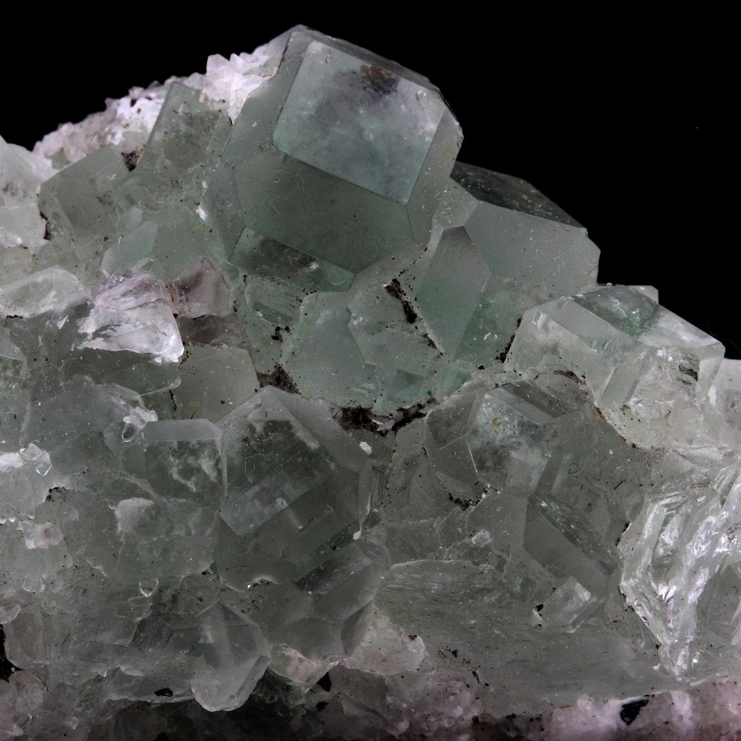 Fluorite + Calcite. 350.5 carats. Hunan Province, Chine