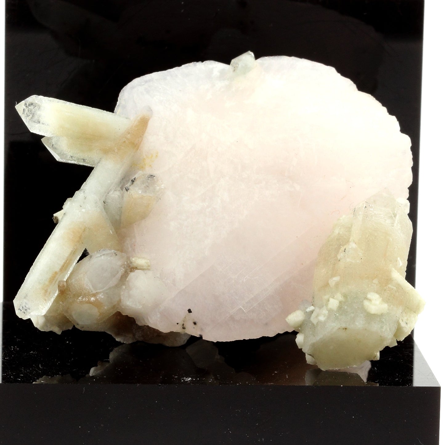Calcite + Quartz. 748.2 carats. Huanggang, Mongolie, Chine