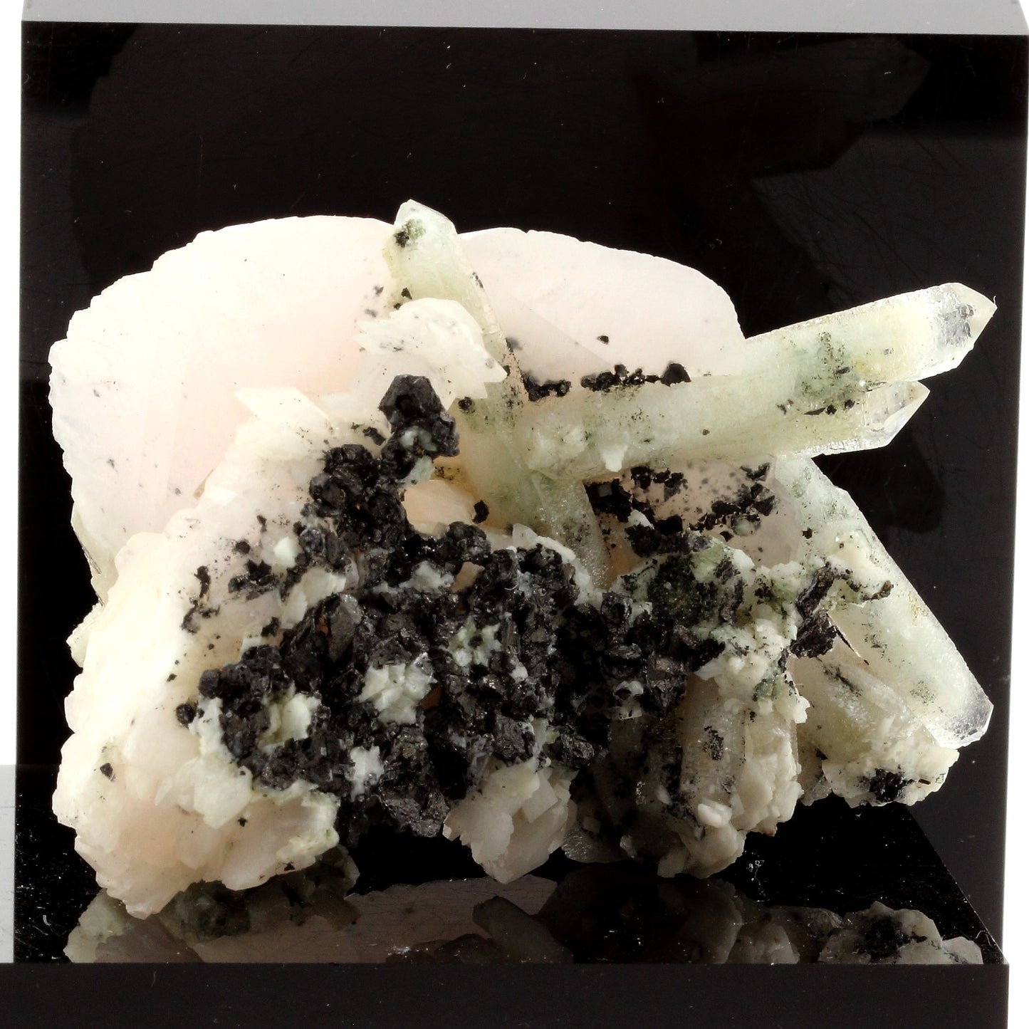 Calcite + Quartz. 748.2 carats. Huanggang, Mongolie, Chine