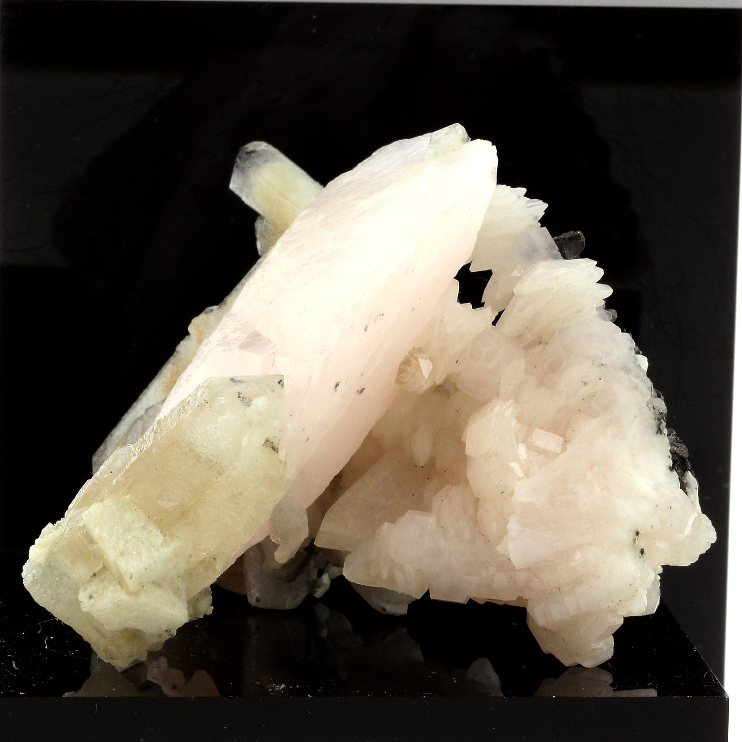 Calcite + Quartz. 748.2 carats. Huanggang, Mongolie, Chine