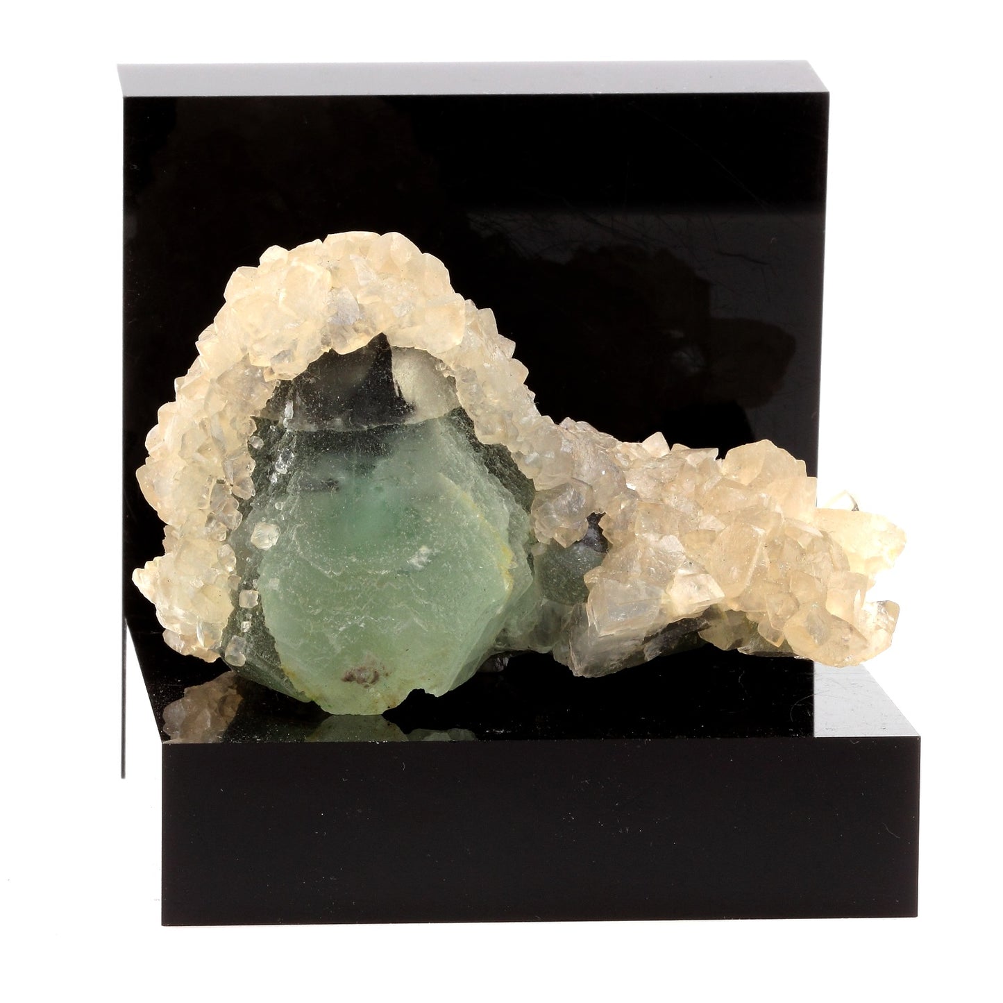 Fluorite + Calcite. 1130.0 carats. Weishan Co., Yunnan Province, Chine