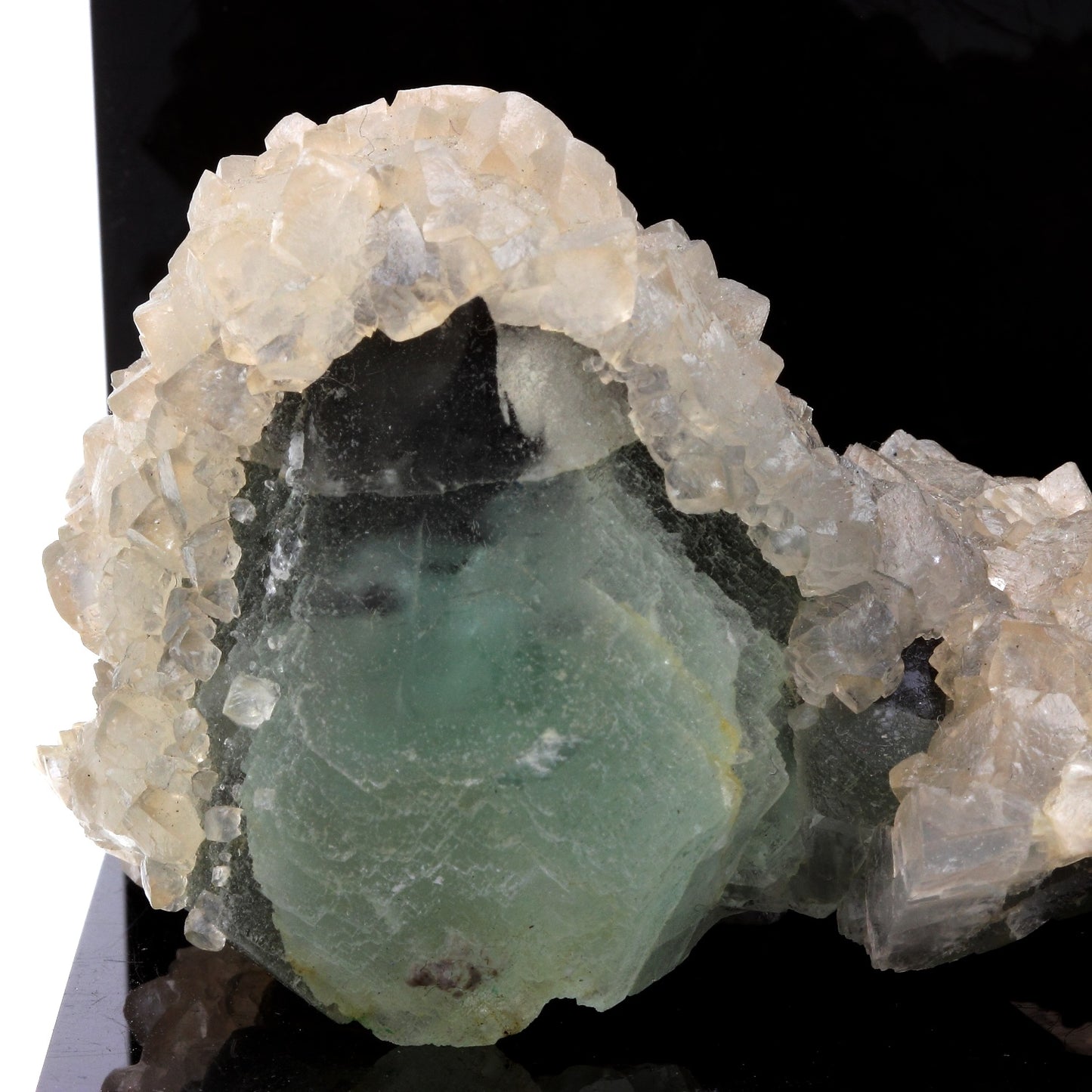 Fluorite + Calcite. 1130.0 carats. Weishan Co., Yunnan Province, Chine