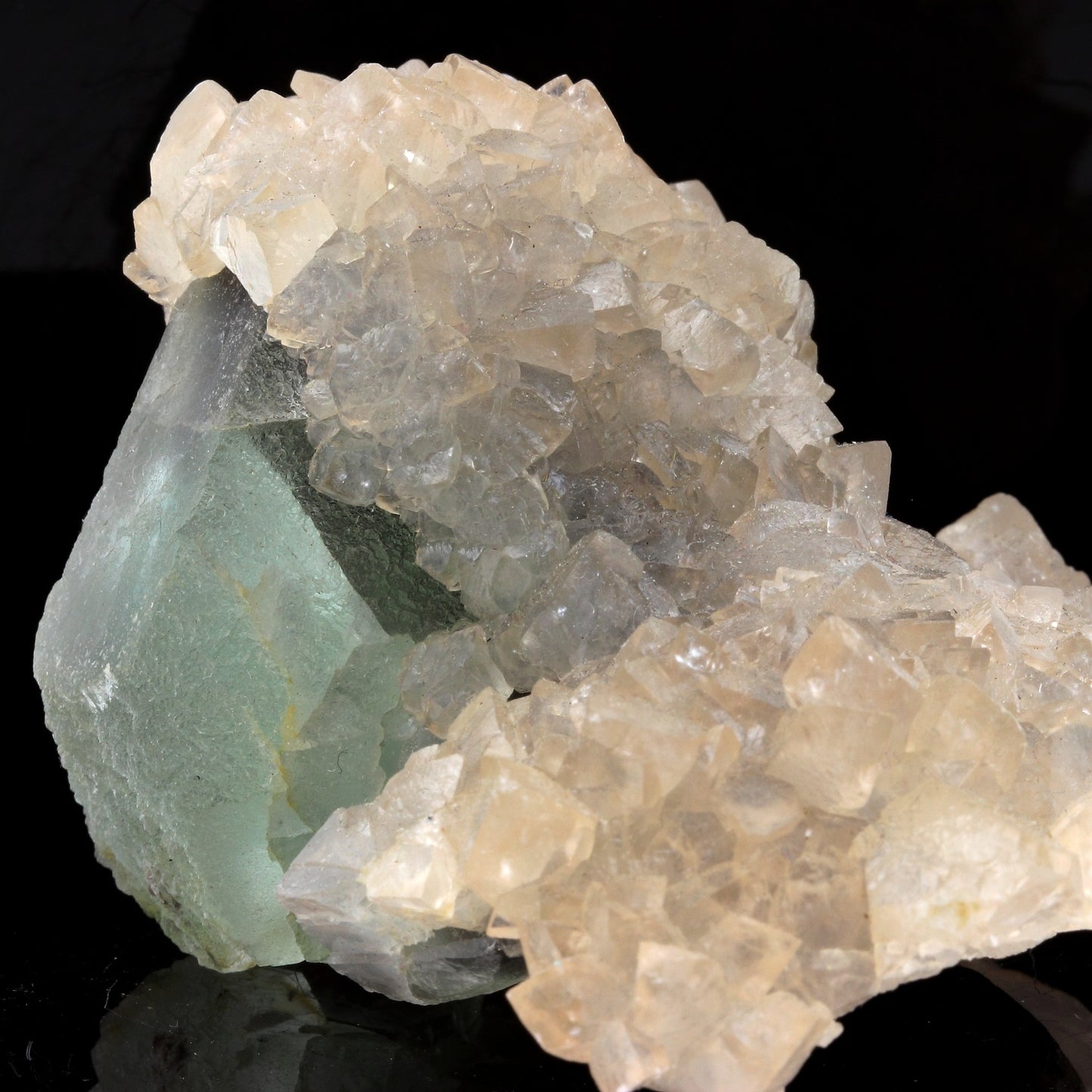 Fluorite + Calcite. 1130.0 carats. Weishan Co., Yunnan Province, Chine