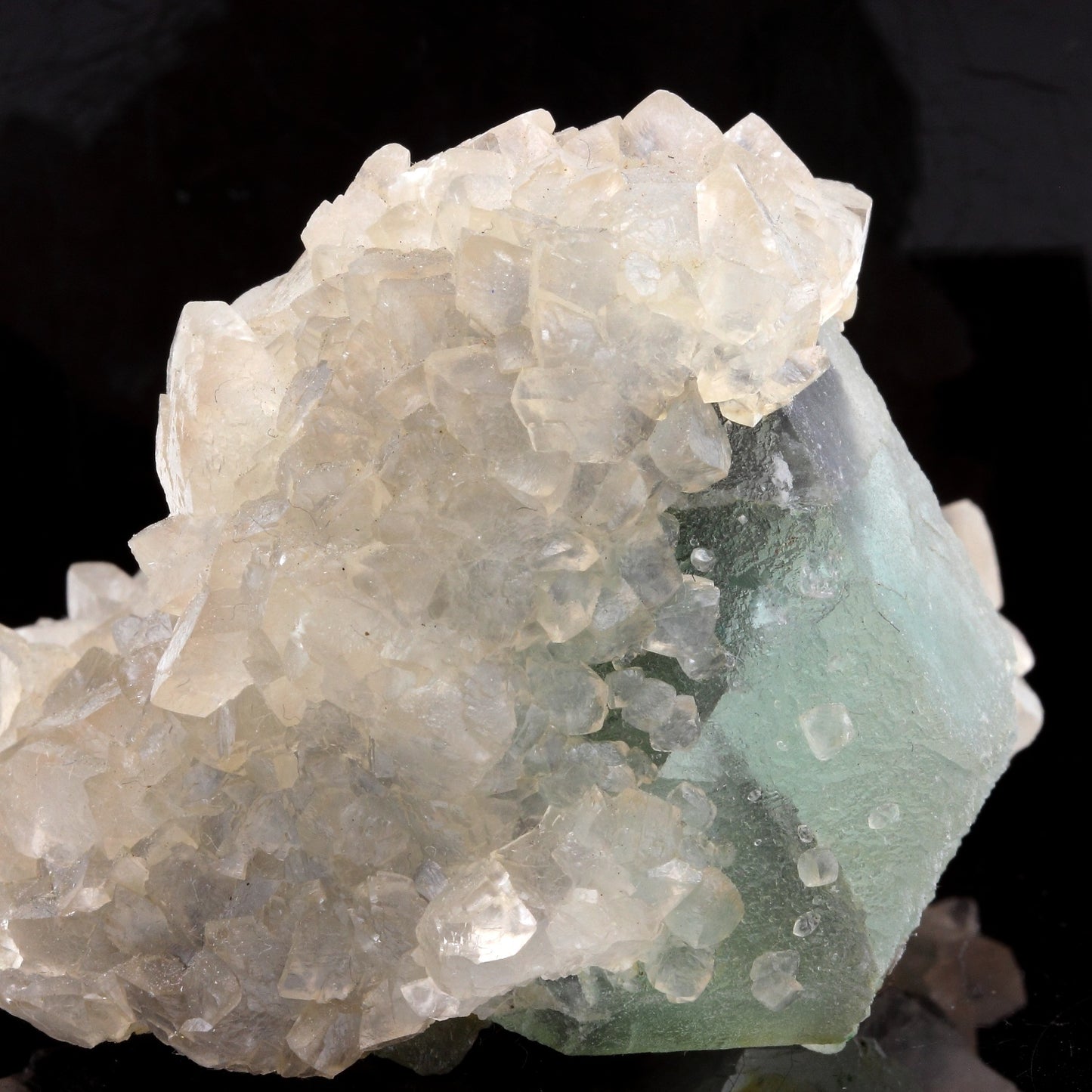 Fluorite + Calcite. 1130.0 carats. Weishan Co., Yunnan Province, Chine