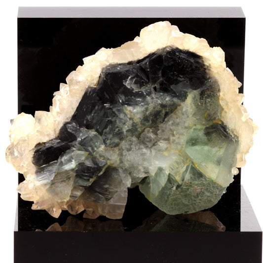 Fluorite + Calcite. 1130.0 carats. Weishan Co., Yunnan Province, Chine