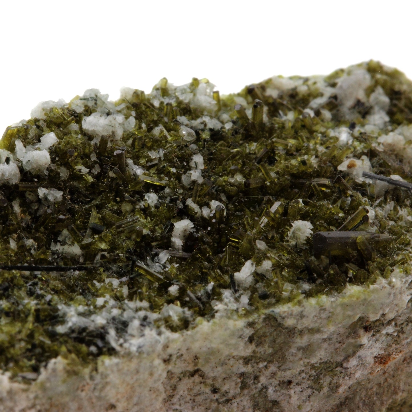 Epidote + Feldspath. 223.7 carats. Grischun (Grisons; Graubünden), Suisse