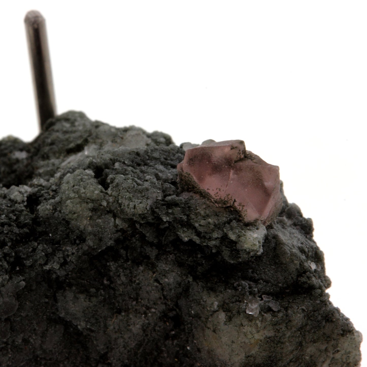 Fluorite rose + Adulaire. 87.7 carats. Massif du Mont-Blanc, Chamonix, France